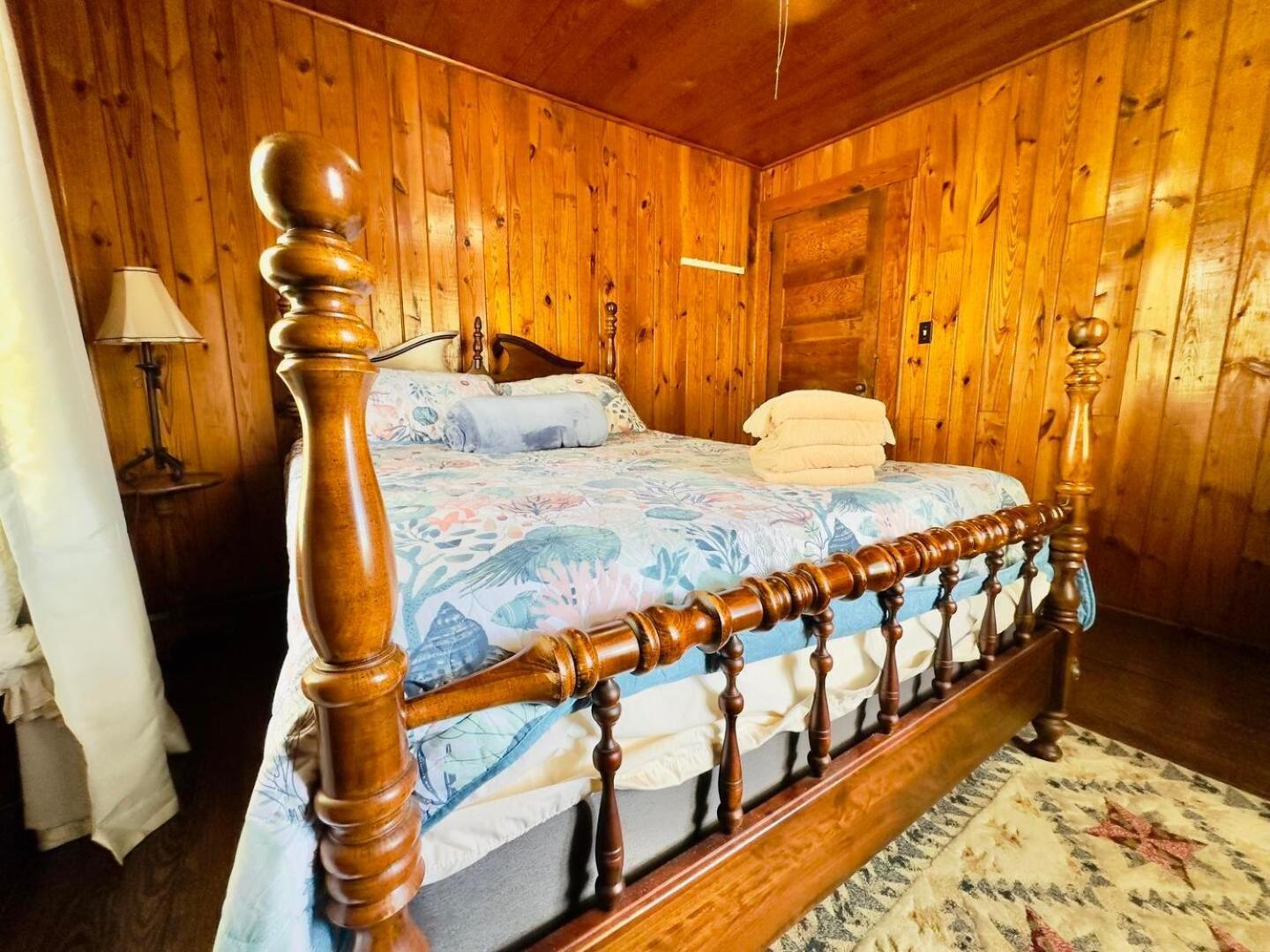 5 Bedroom House, Only 3 Minute Walk To The Beach!