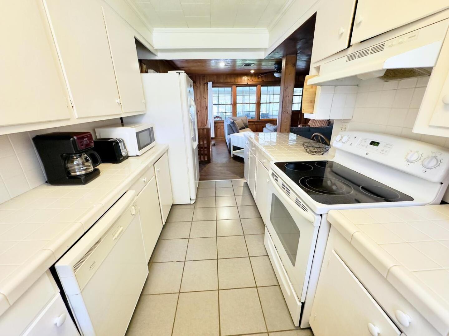5 Bedroom House, Only 3 Minute Walk To The Beach! Holiday home