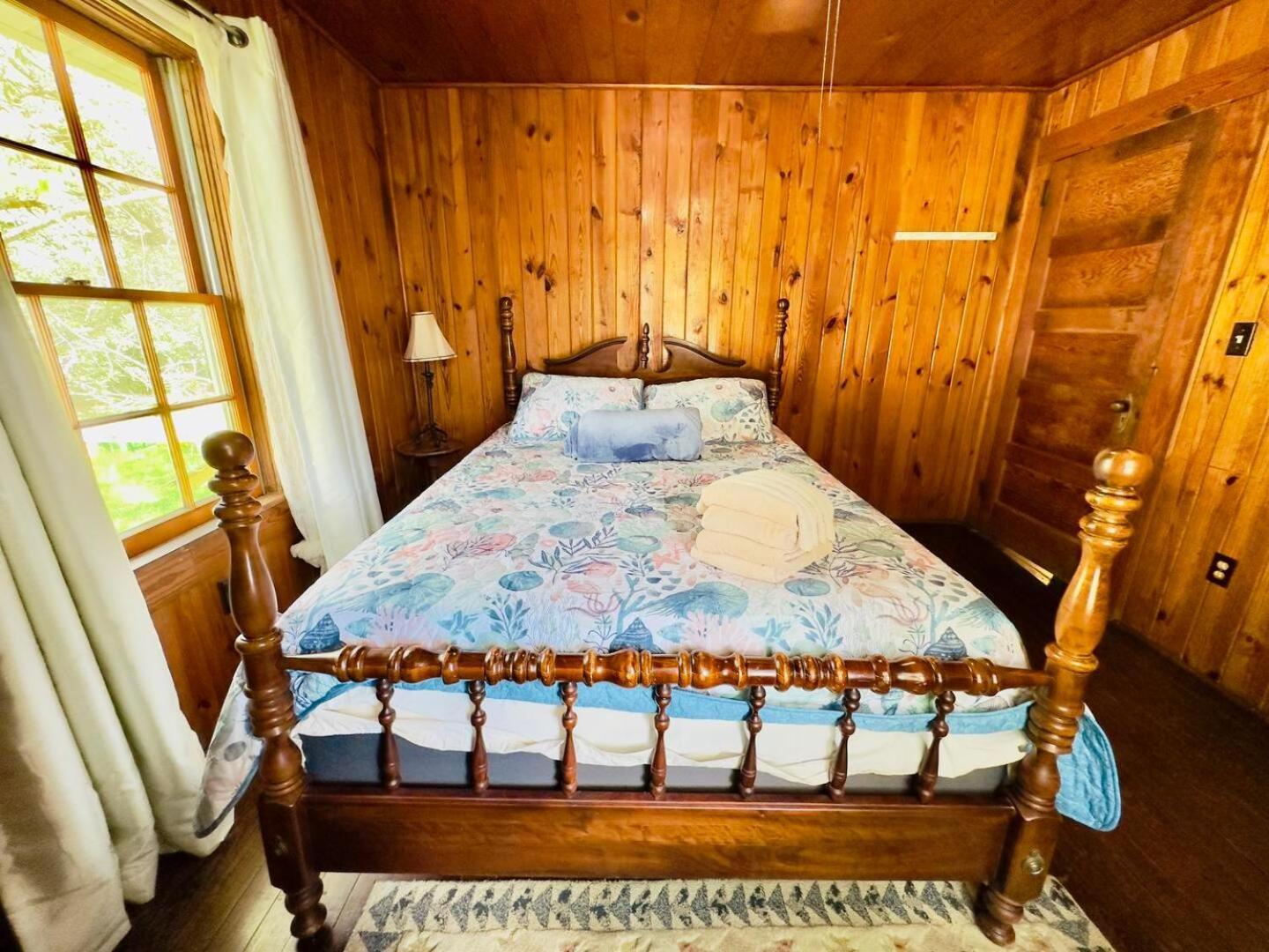 Holiday home 5 Bedroom House, Only 3 Minute Walk To The Beach!