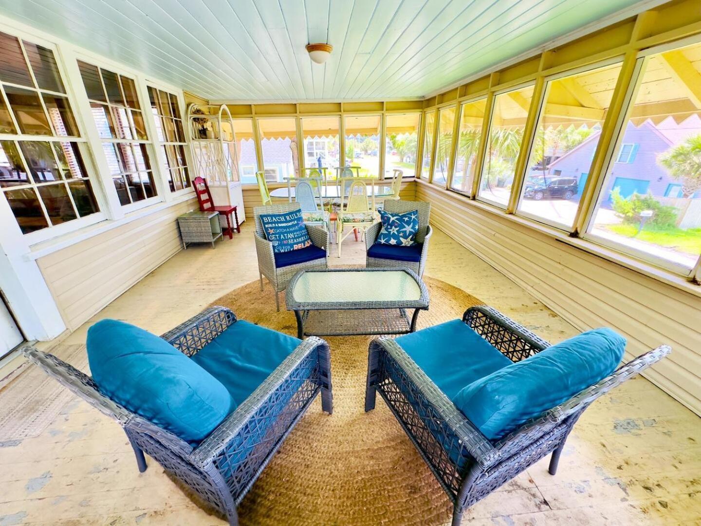 5 Bedroom House, Only 3 Minute Walk To The Beach! Holiday home *