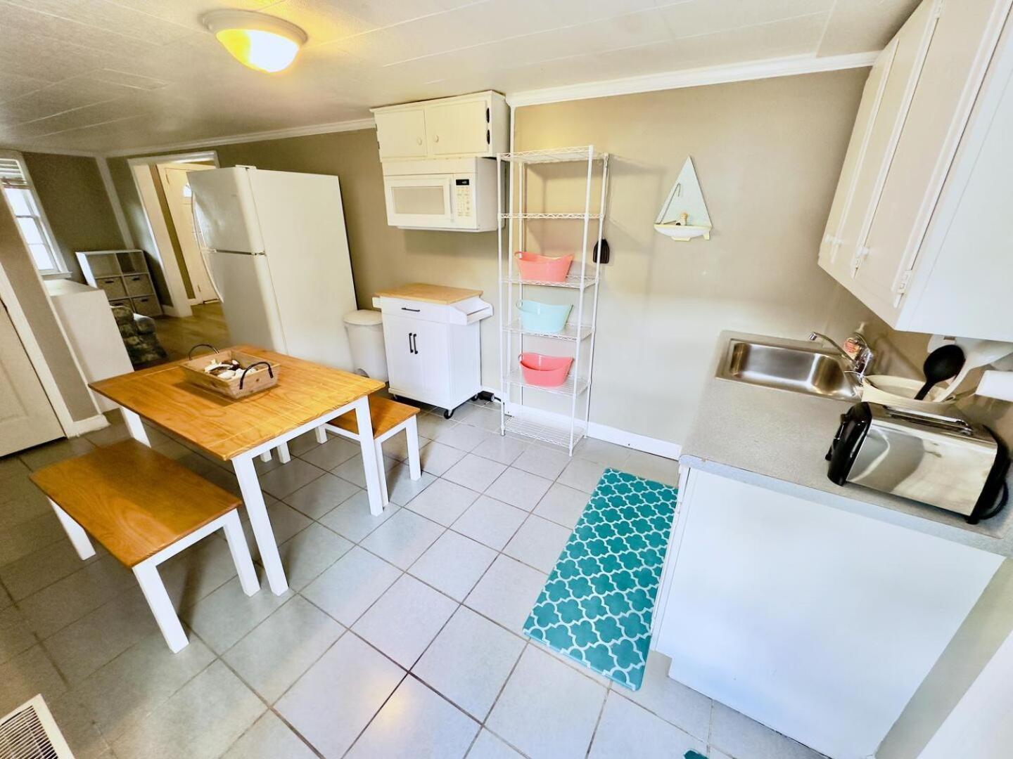 5 Bedroom House, Only 3 Minute Walk To The Beach!