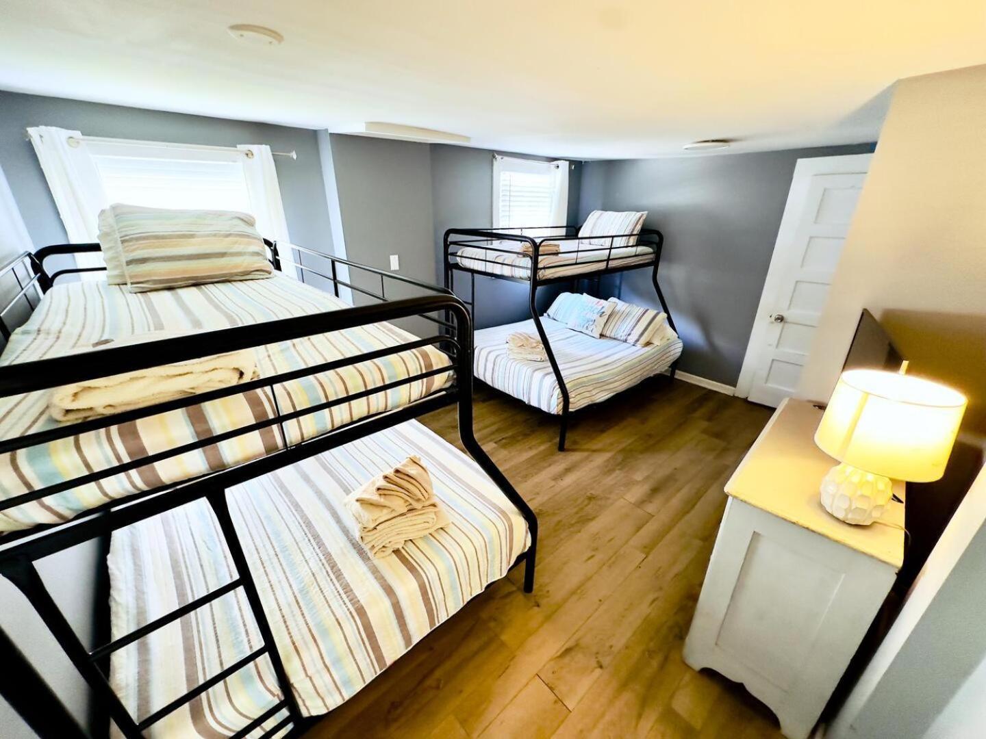 5 Bedroom House, Only 3 Minute Walk To The Beach! Holiday home