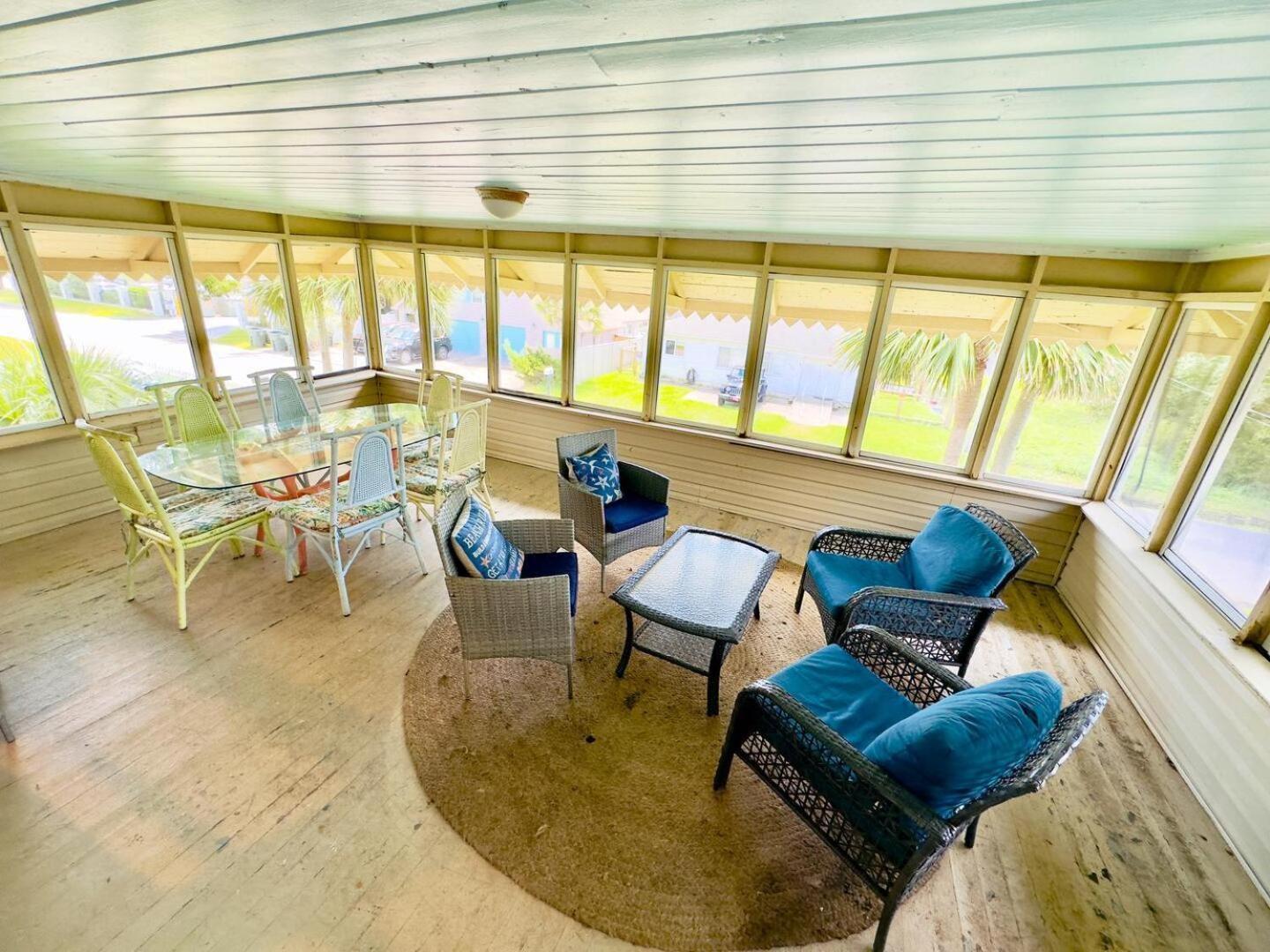 Holiday home 5 Bedroom House, Only 3 Minute Walk To The Beach!