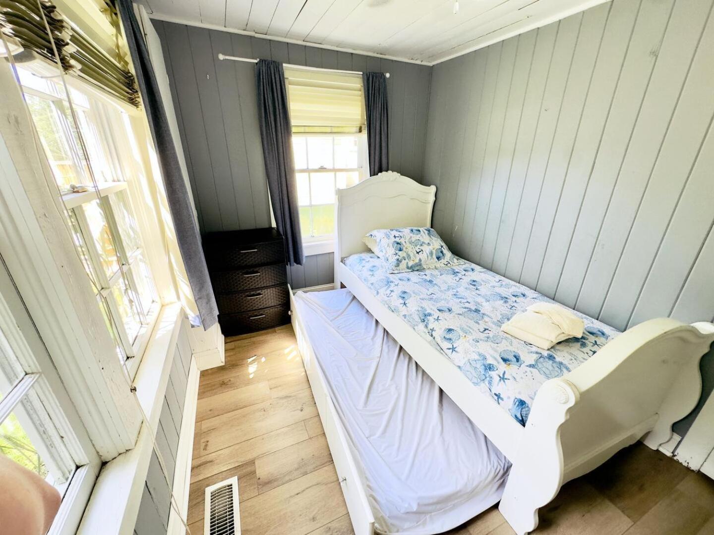 Holiday home 5 Bedroom House, Only 3 Minute Walk To The Beach! *