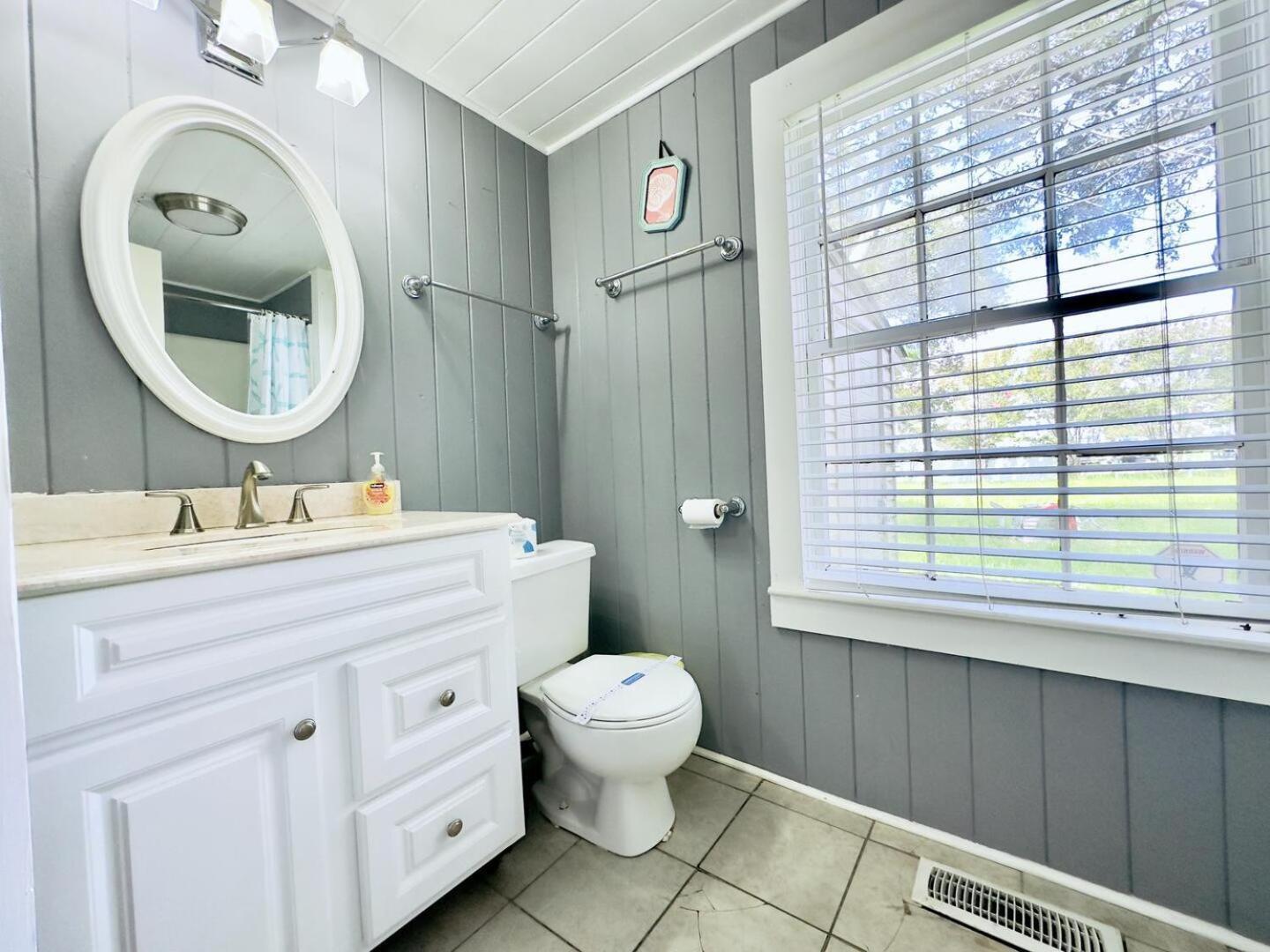 5 Bedroom House, Only 3 Minute Walk To The Beach! *