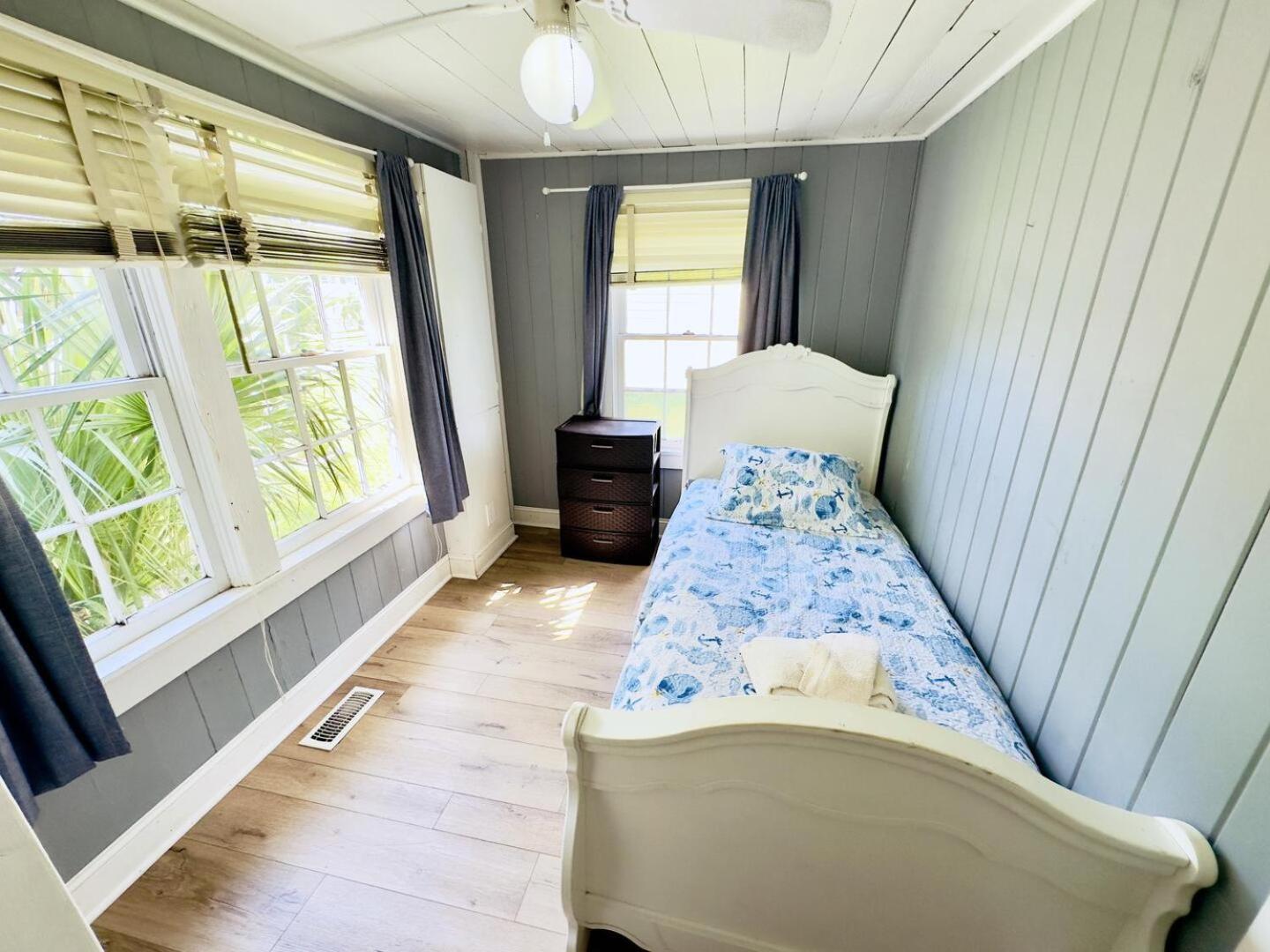 Holiday home 5 Bedroom House, Only 3 Minute Walk To The Beach! *