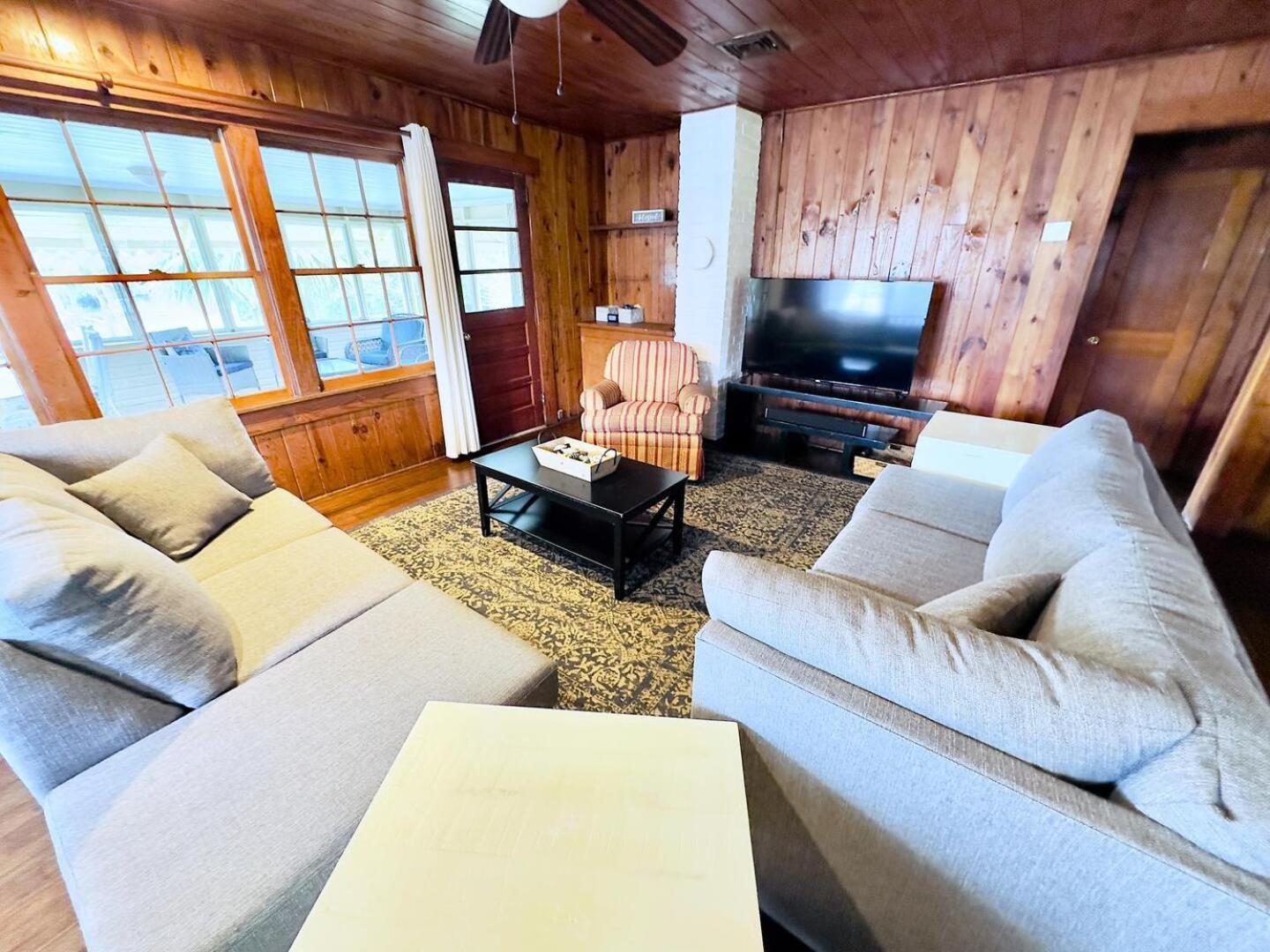 5 Bedroom House, Only 3 Minute Walk To The Beach! *