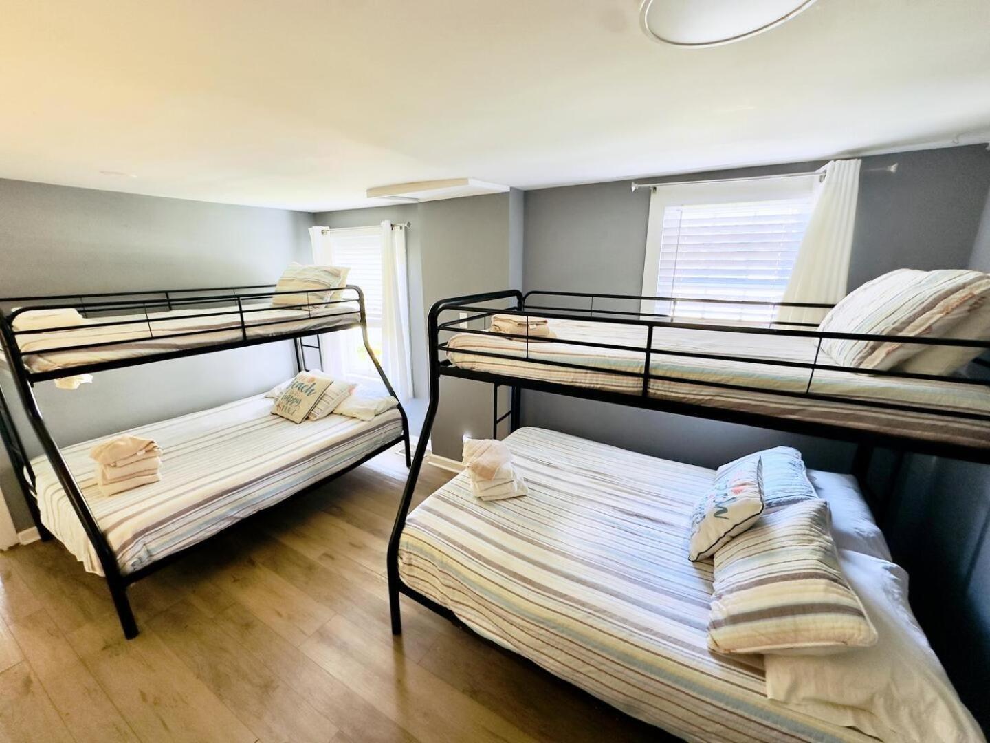 5 Bedroom House, Only 3 Minute Walk To The Beach!