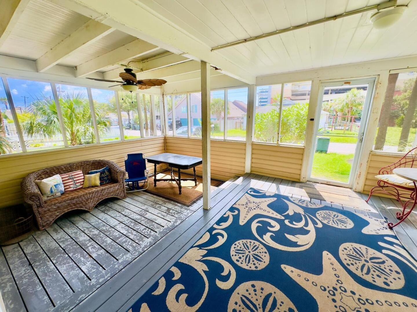 5 Bedroom House, Only 3 Minute Walk To The Beach! Holiday home