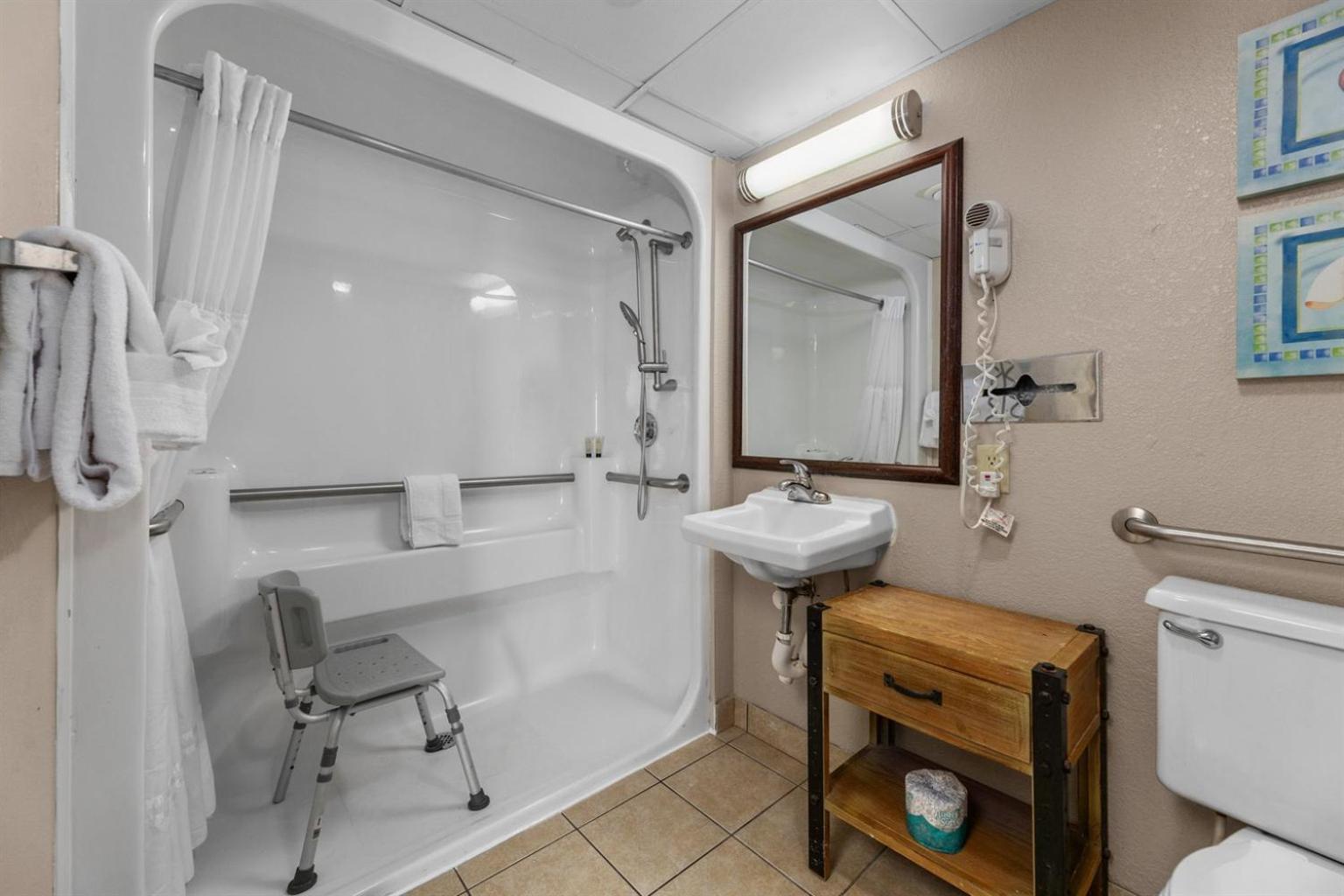 New Oceanview Landmark, King Bed, Handicap, Pools!