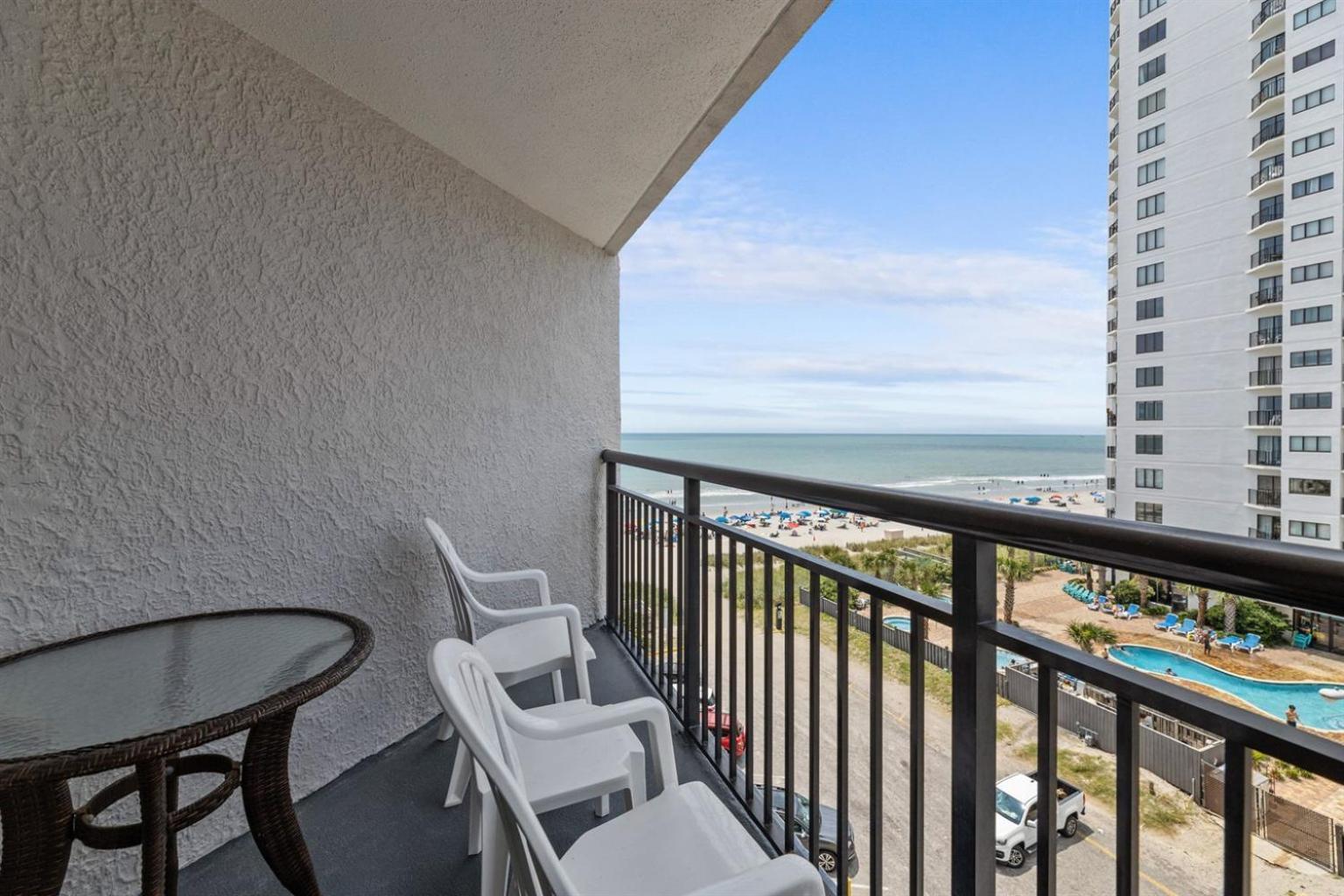 New Oceanview Landmark, King Bed, Handicap, Pools! Holiday home