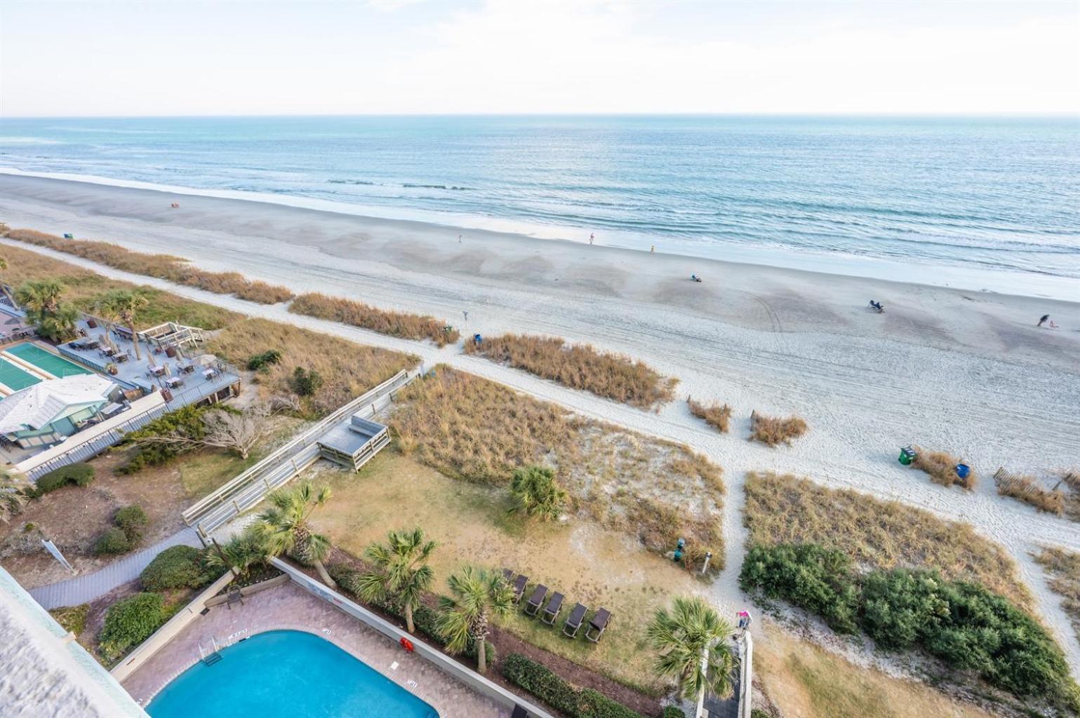 Holiday home Recently Renovated, Oceanfront View, Heated Pools!