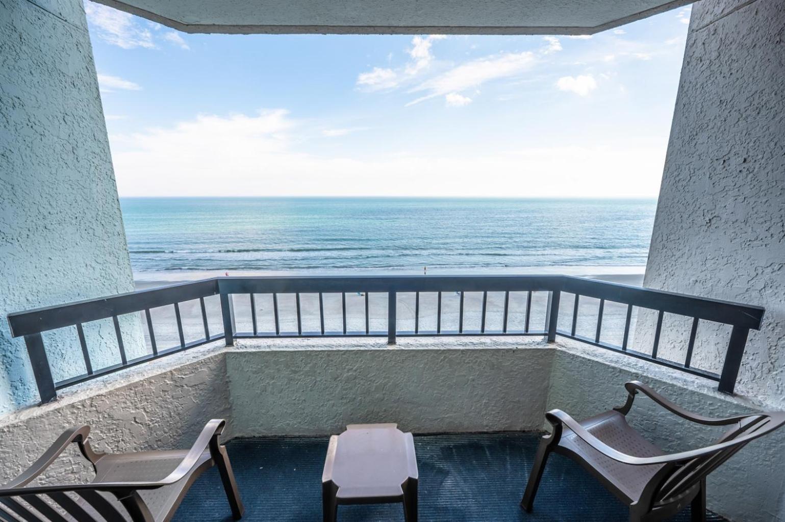 Holiday home Recently Renovated, Oceanfront View, Heated Pools!