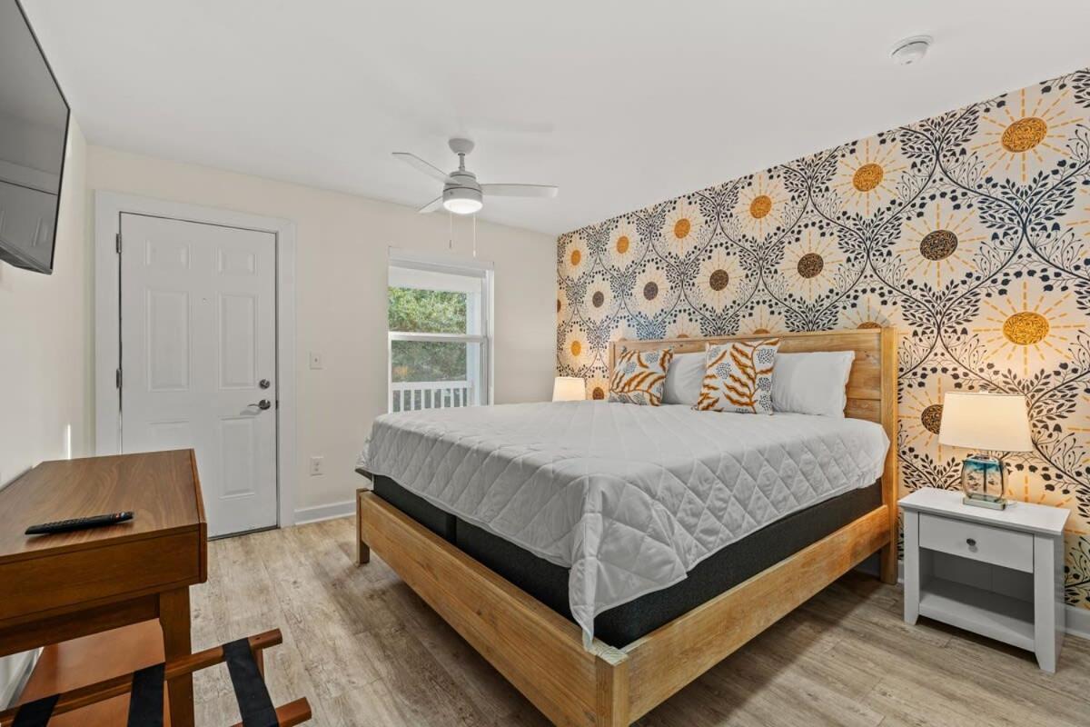 Treehouse Walk To Pet-friendly 301 Apartment