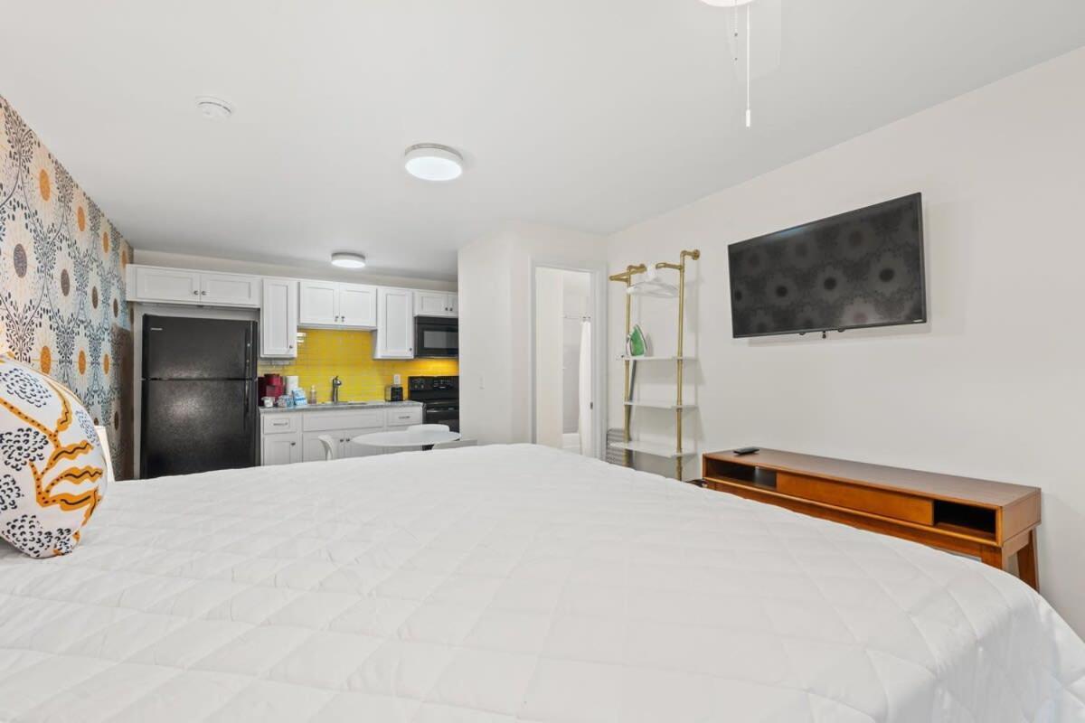 Apartment Treehouse Walk To Pet-friendly 301