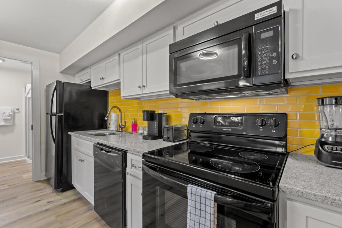 Treehouse Walk To Pet-friendly 305 Apartment *