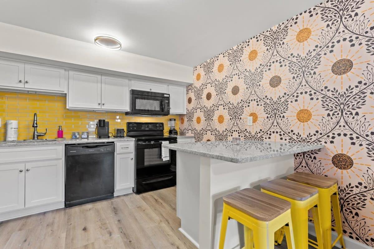 Apartment Treehouse Walk To Pet-friendly 305 *