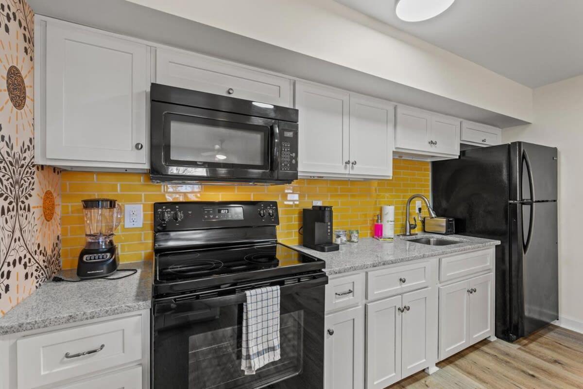 Apartment Treehouse Walk To Pet-friendly 203