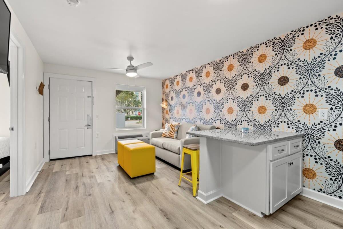 Apartment Treehouse Walk To Pet-friendly 203