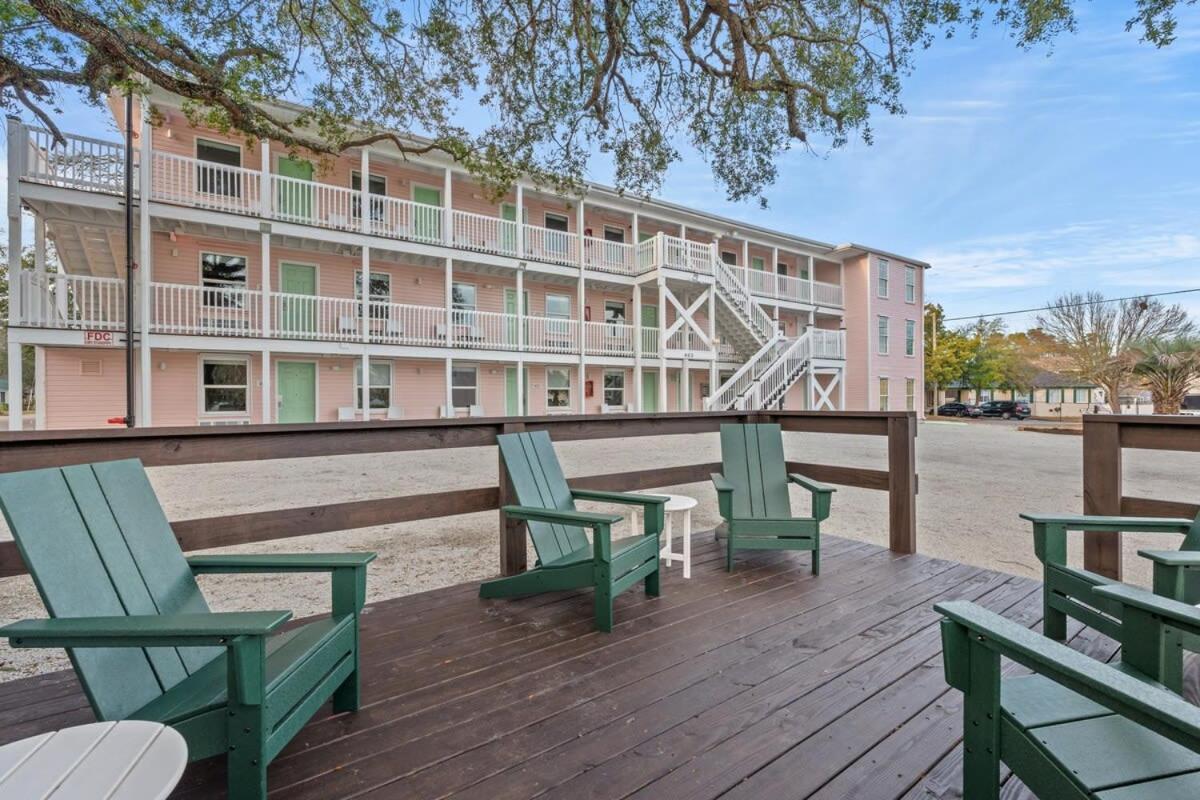 Treehouse Walk To Pet-friendly 203 Apartment *