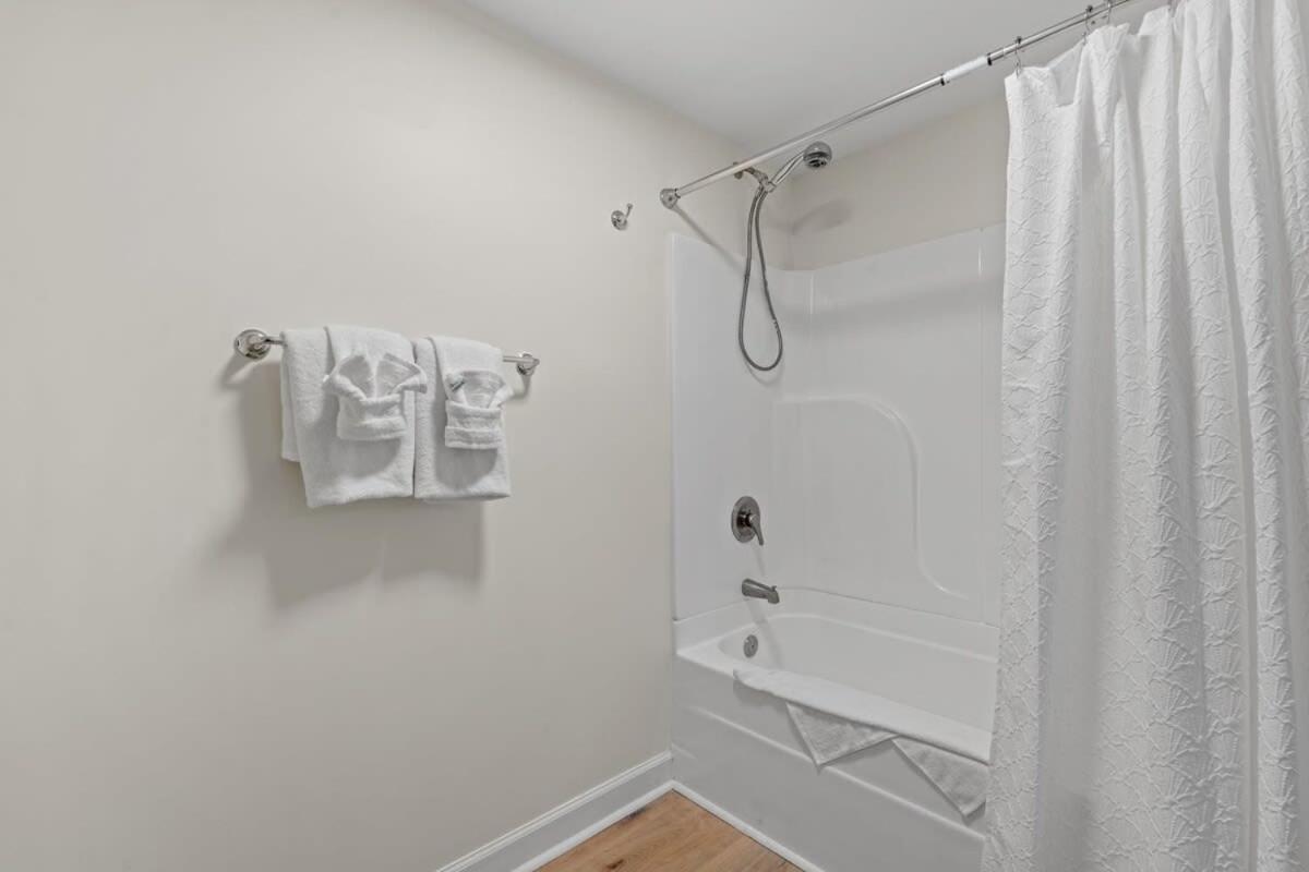 Apartment Treehouse Walk To Pet-friendly 203 *