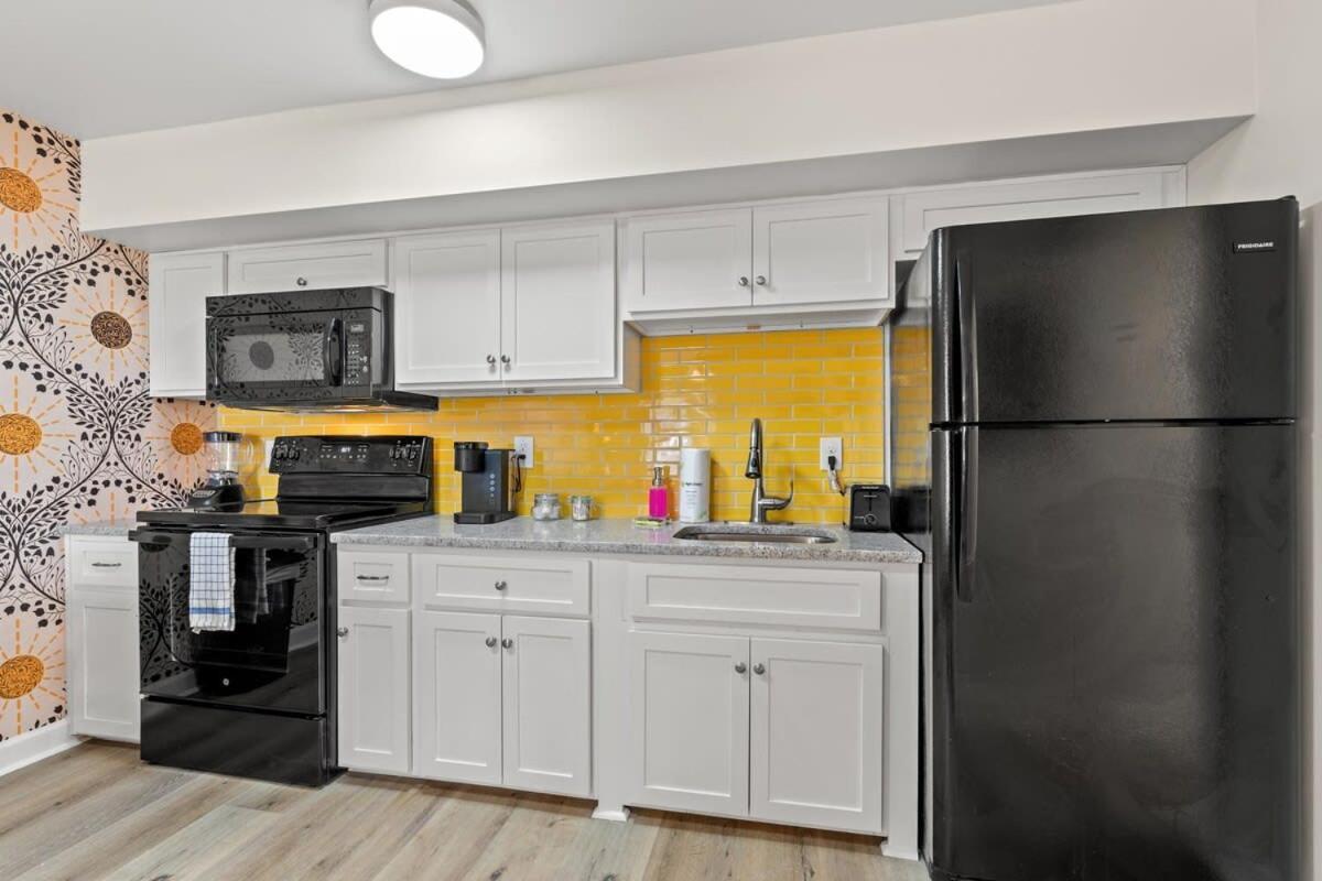 Apartment Treehouse Walk To Pet-friendly 203