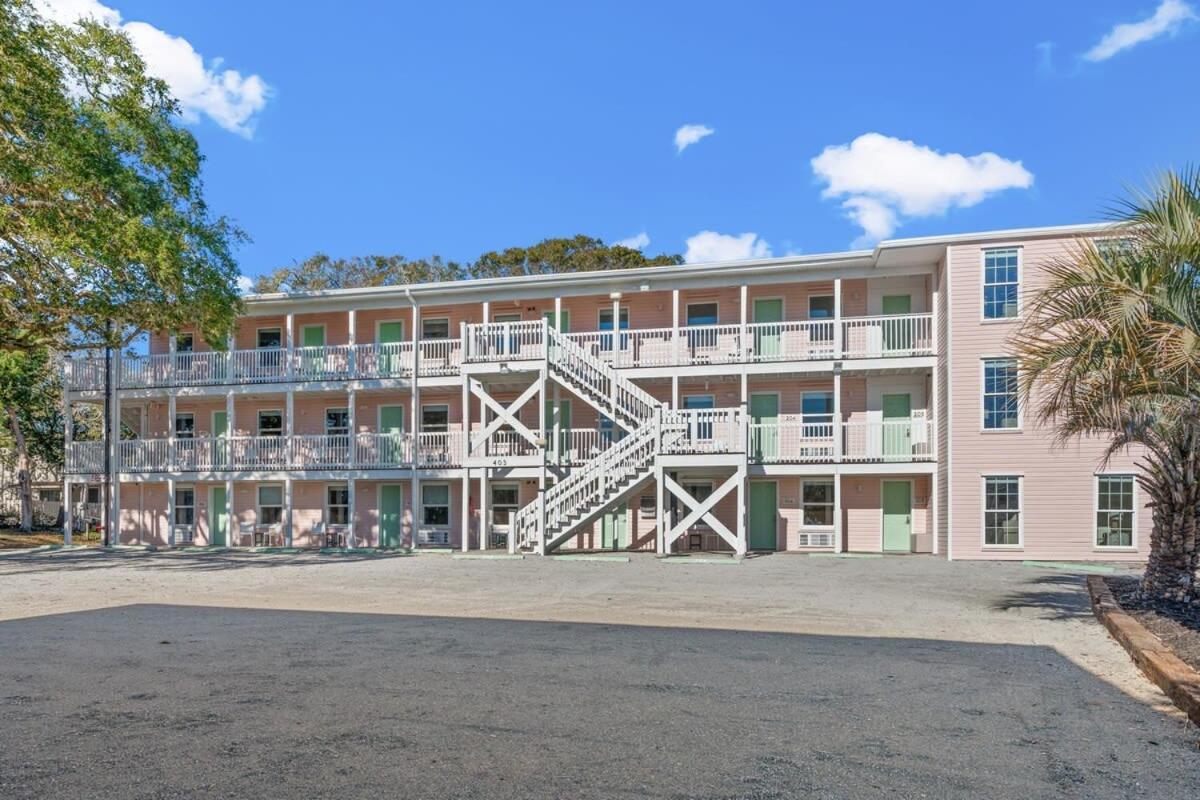 Apartment Treehouse Walk To Pet-friendly 201