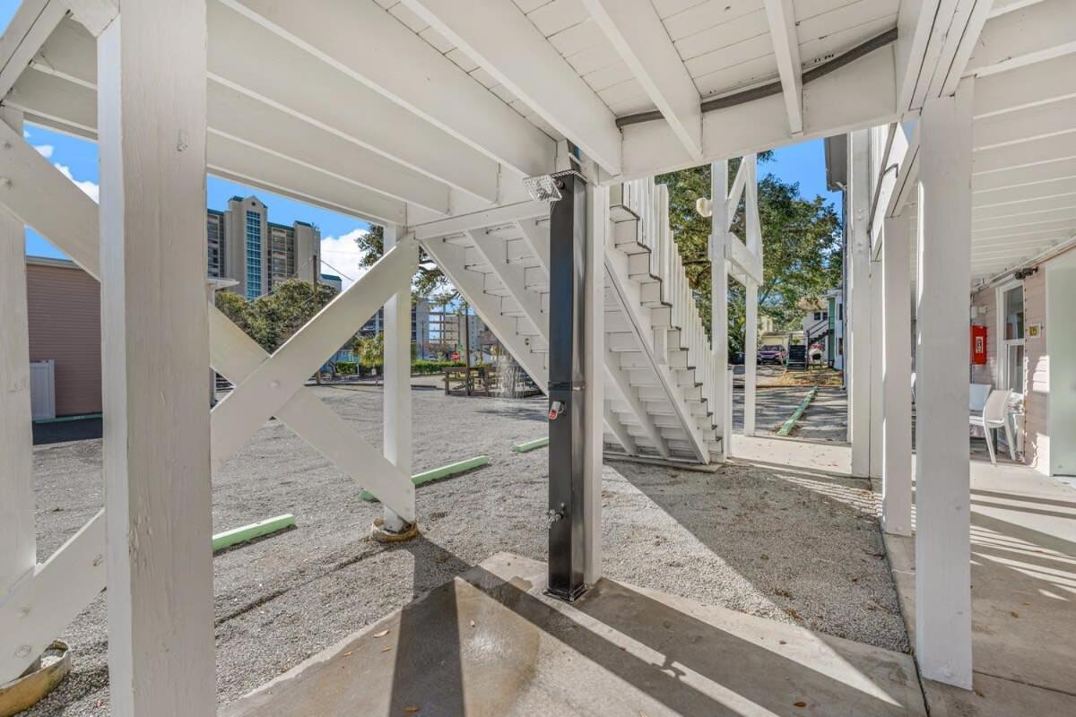 Treehouse Walk To Pet-friendly 201 Apartment Myrtle Beach
