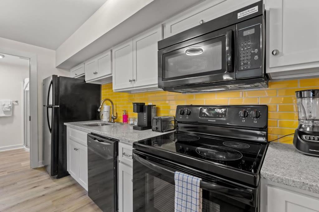 Treehouse Walk To Pet-friendly 201 Apartment