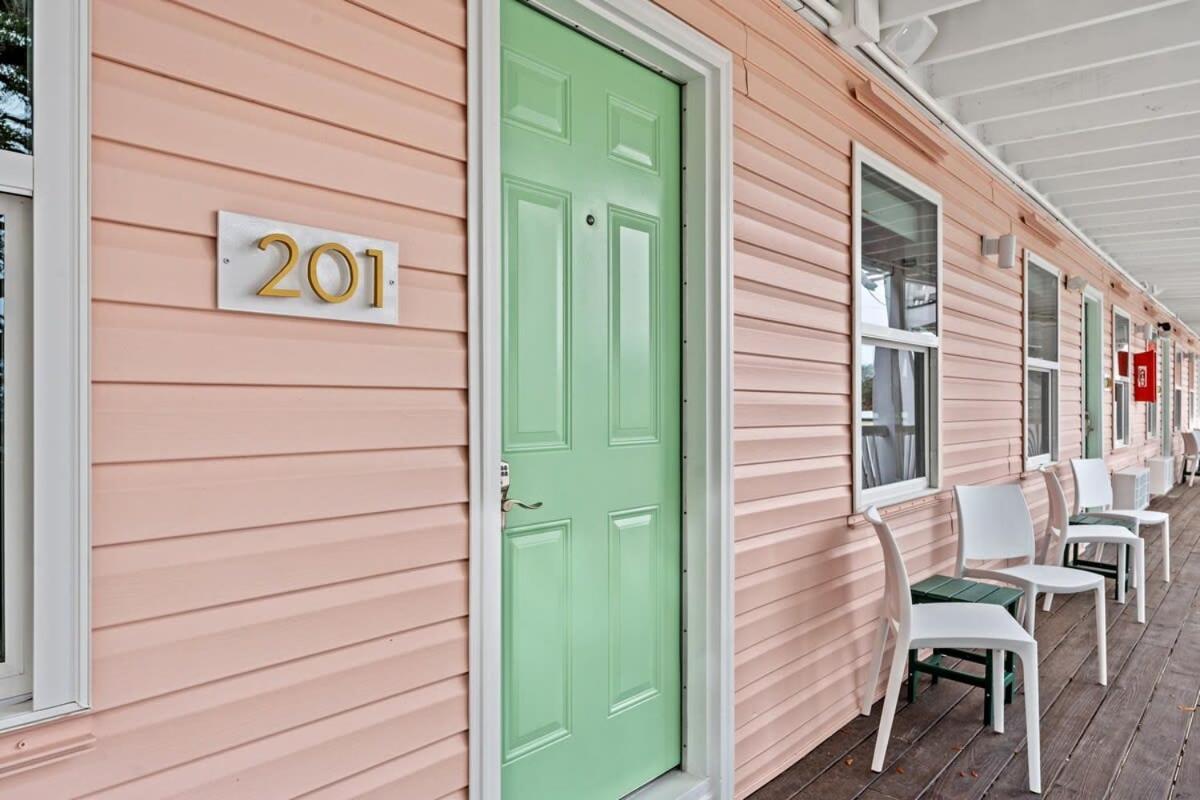 Treehouse Walk To Pet-friendly 201 Apartment