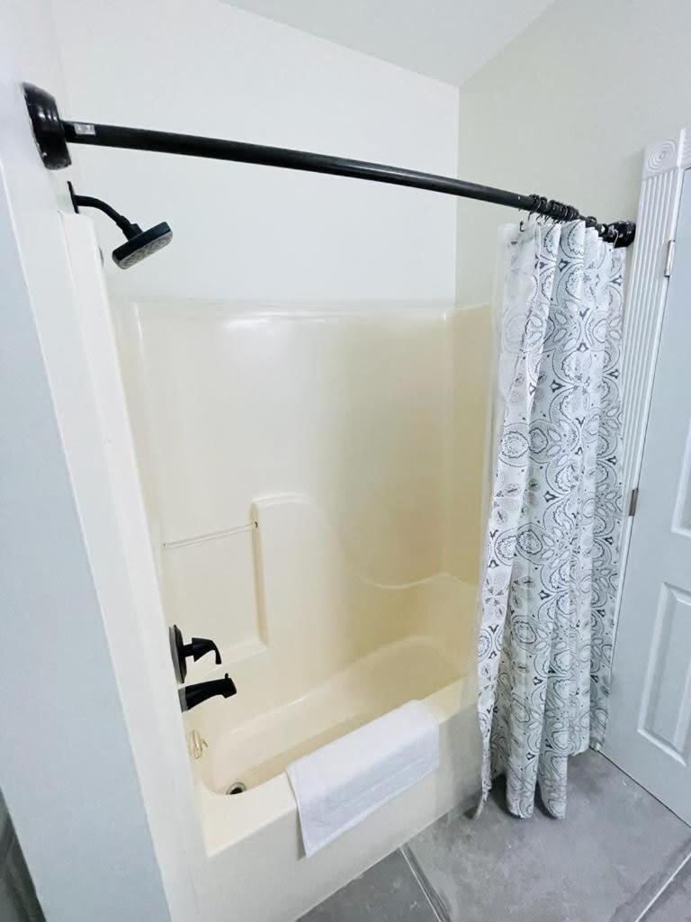 Stylish Newly Renovated On The Golf Course Apartment *