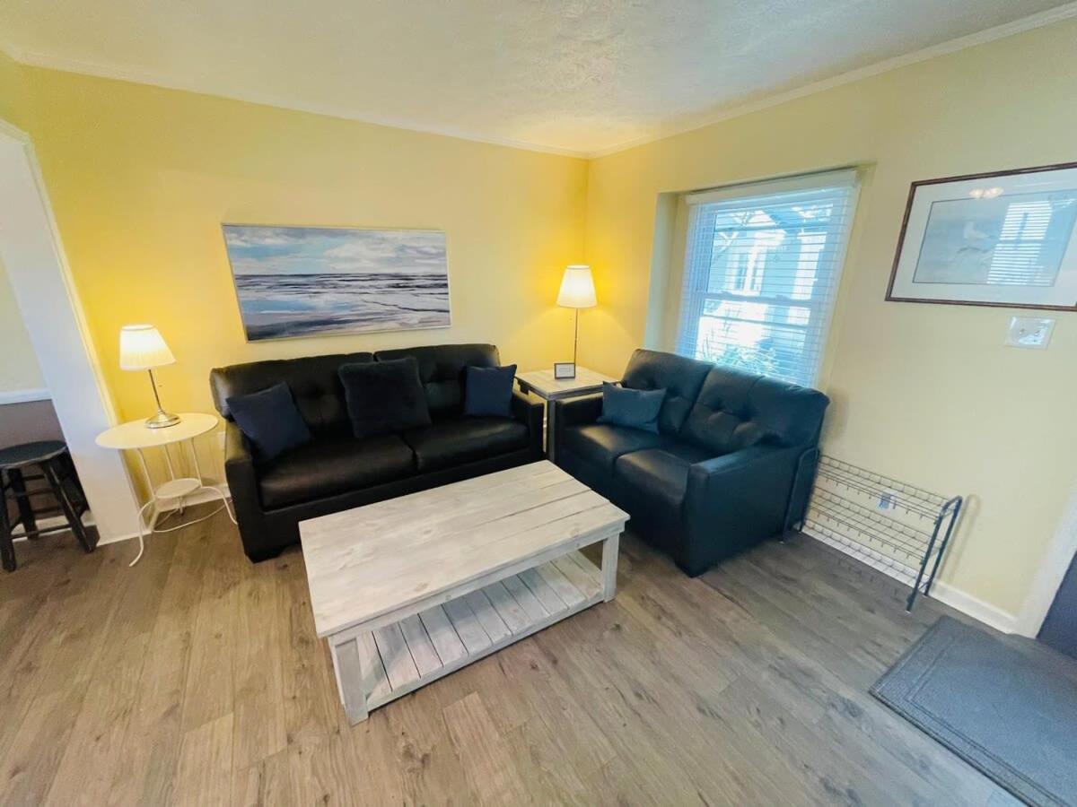 Relax In Cozy Townhouse 2block To The *