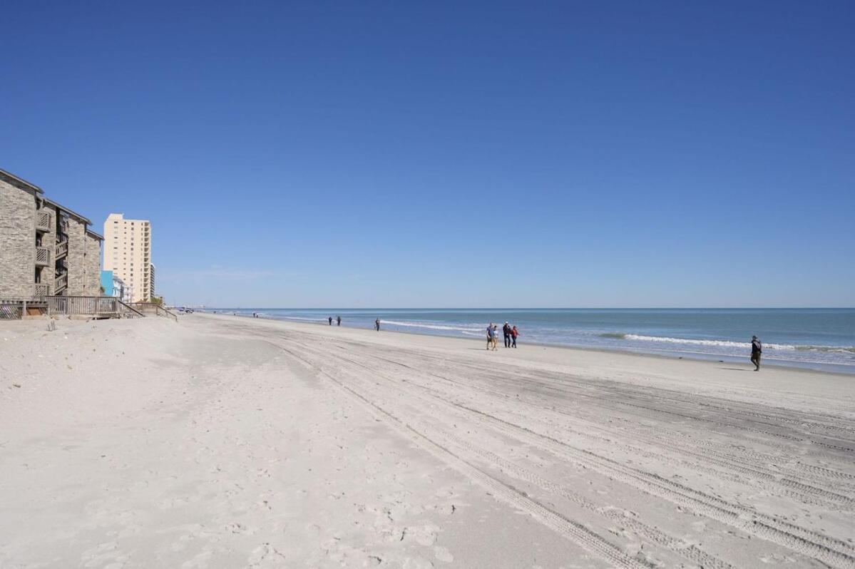 Holiday home Charming Garden Condo, Steps To Beach!