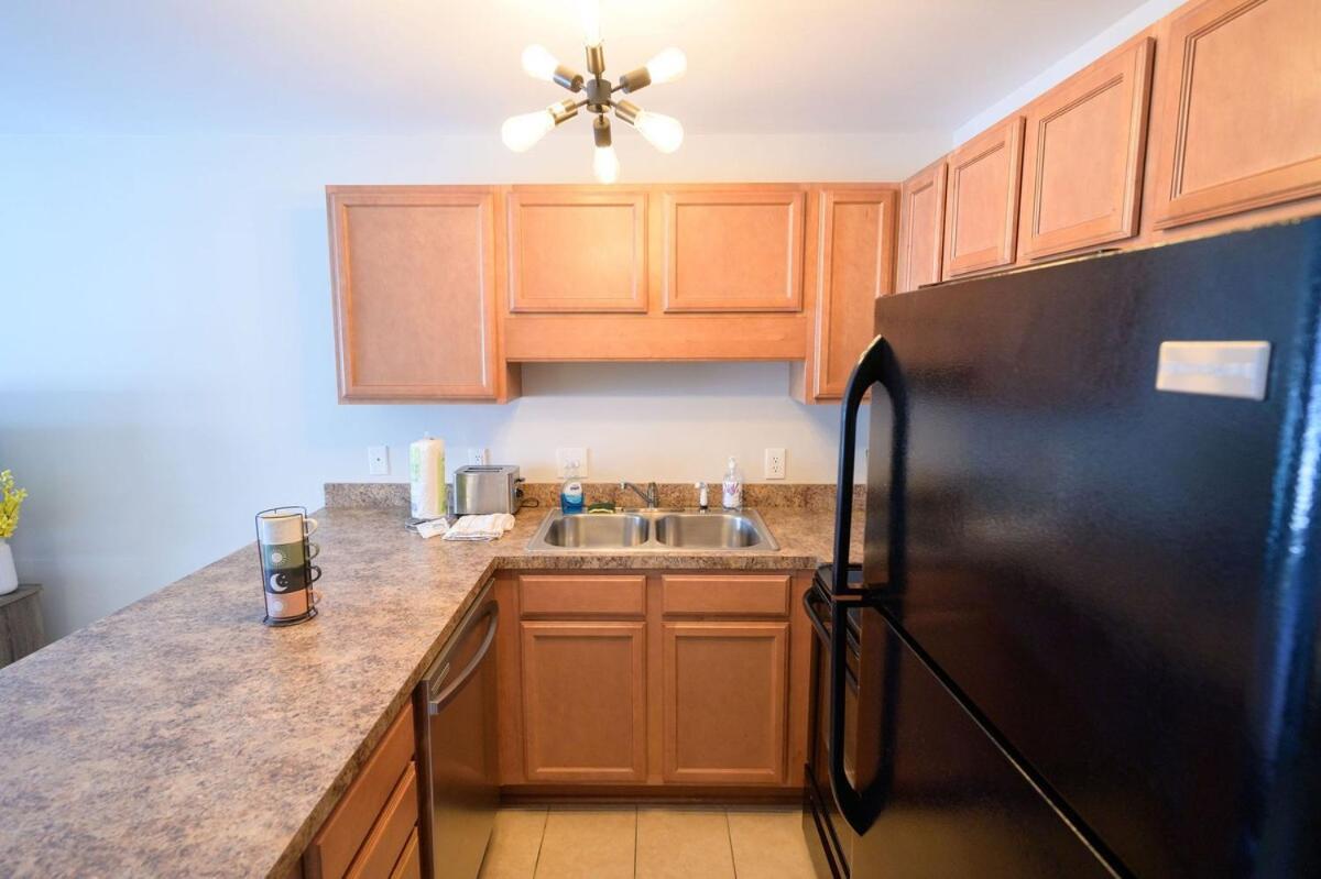 Charming Garden Condo, Steps To Beach! Holiday home *