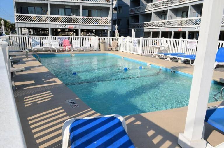 Charming Garden Condo, Steps To Beach! Holiday home *