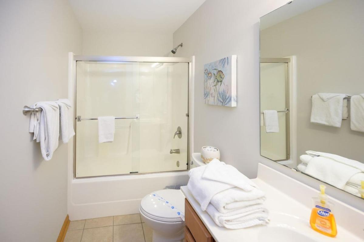 Charming Garden Condo, Steps To Beach! Holiday home Myrtle Beach