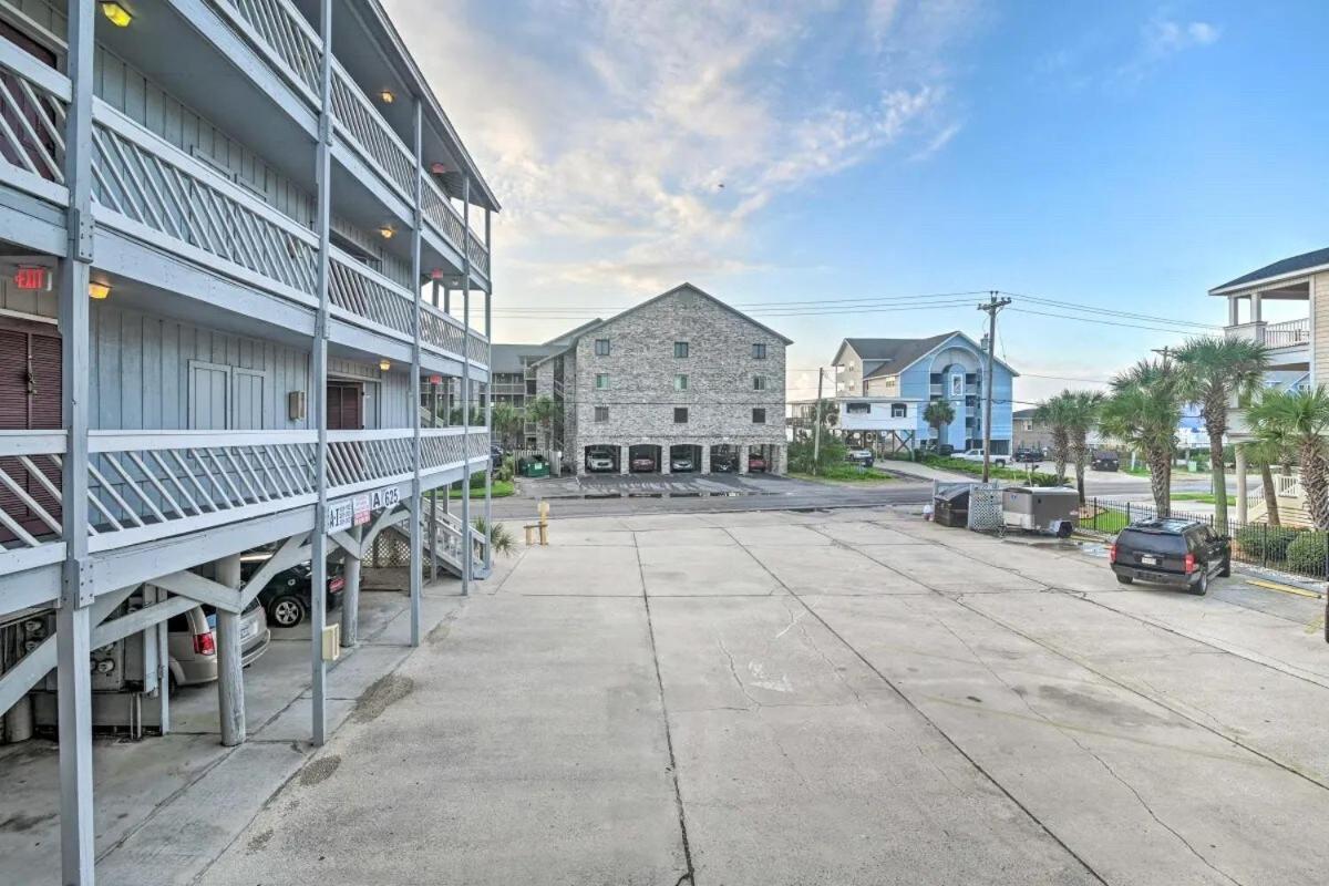 Charming Garden Condo, Steps To Beach! Holiday home Myrtle Beach
