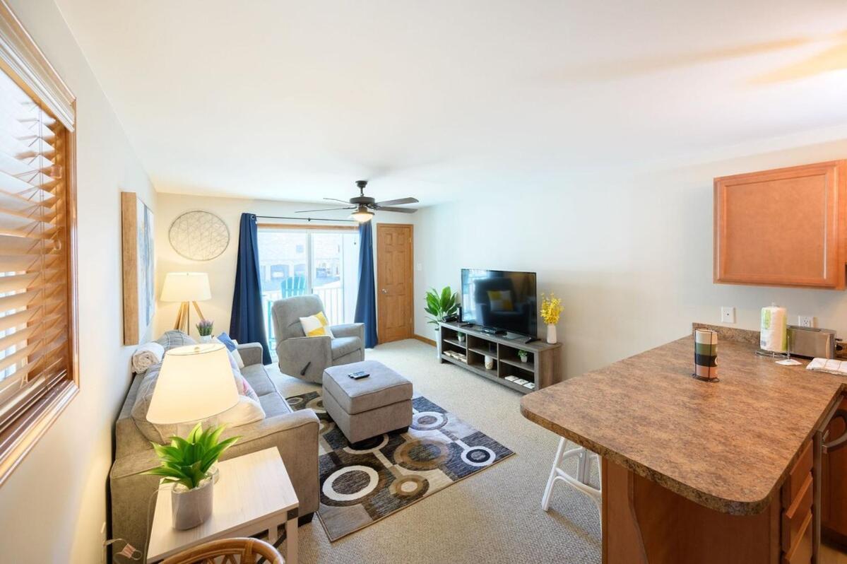 Charming Garden Condo, Steps To Beach! Holiday home