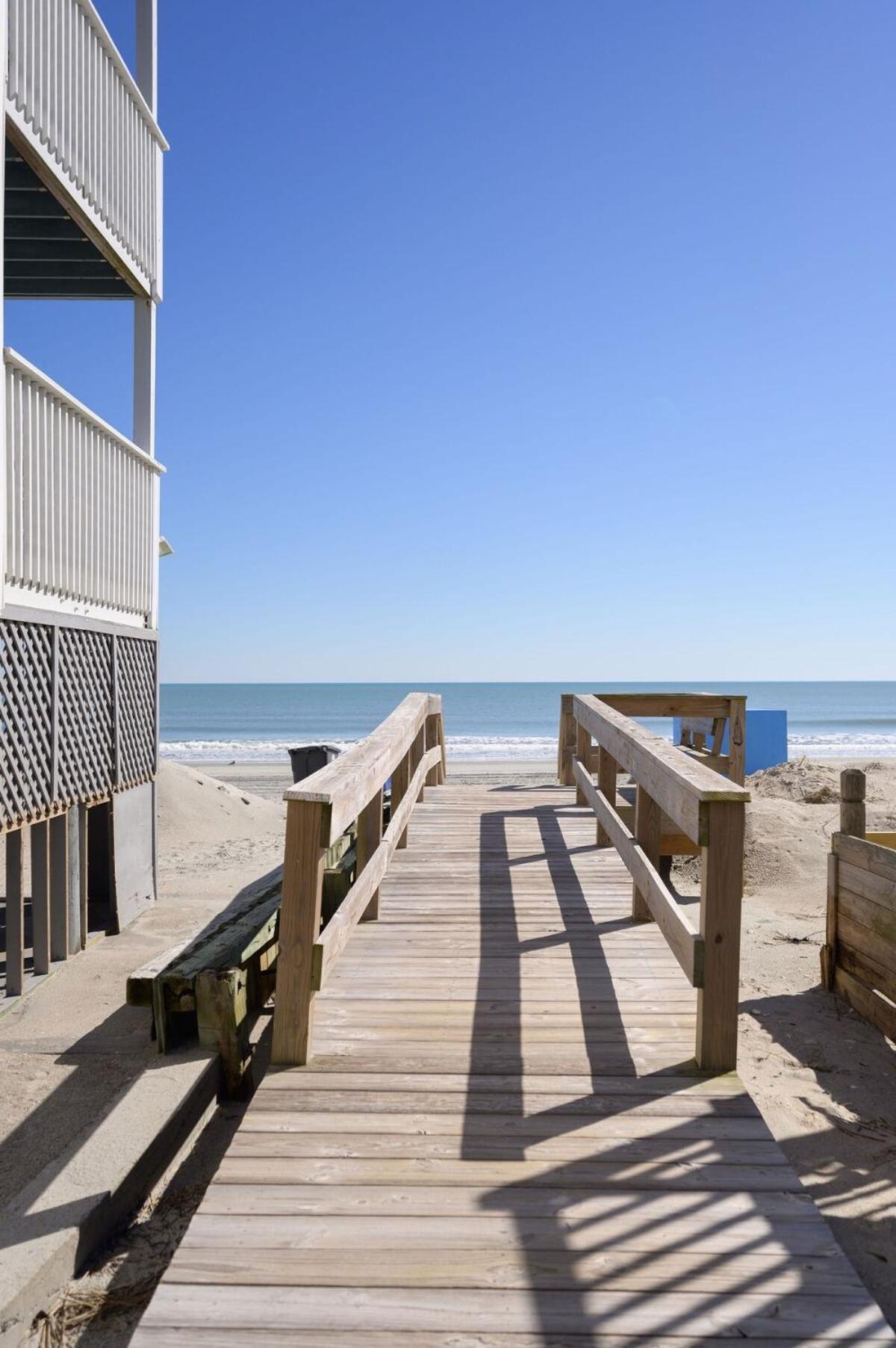 Charming Garden Condo, Steps To Beach! Holiday home
