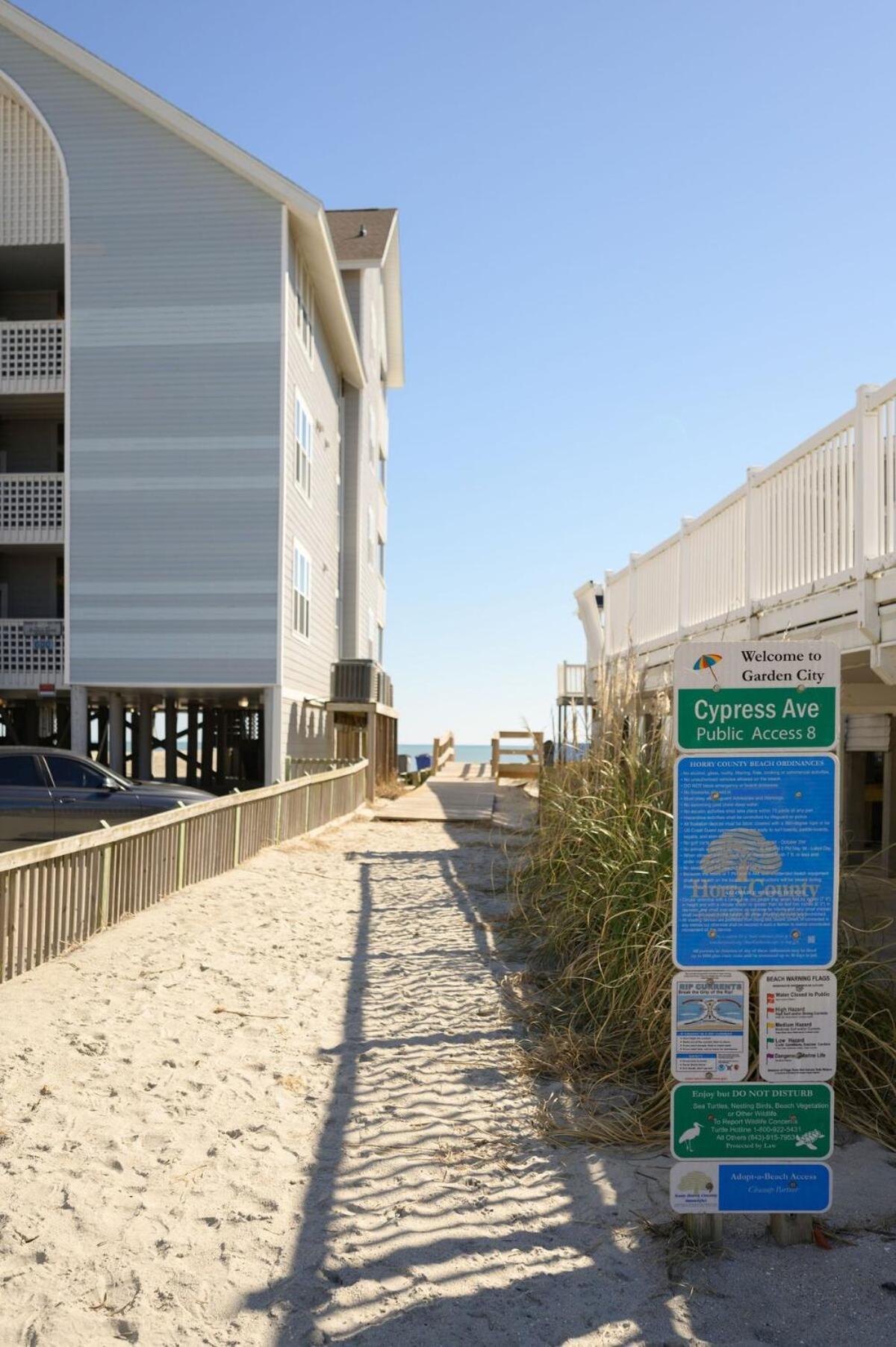 Charming Garden Condo, Steps To Beach! Holiday home