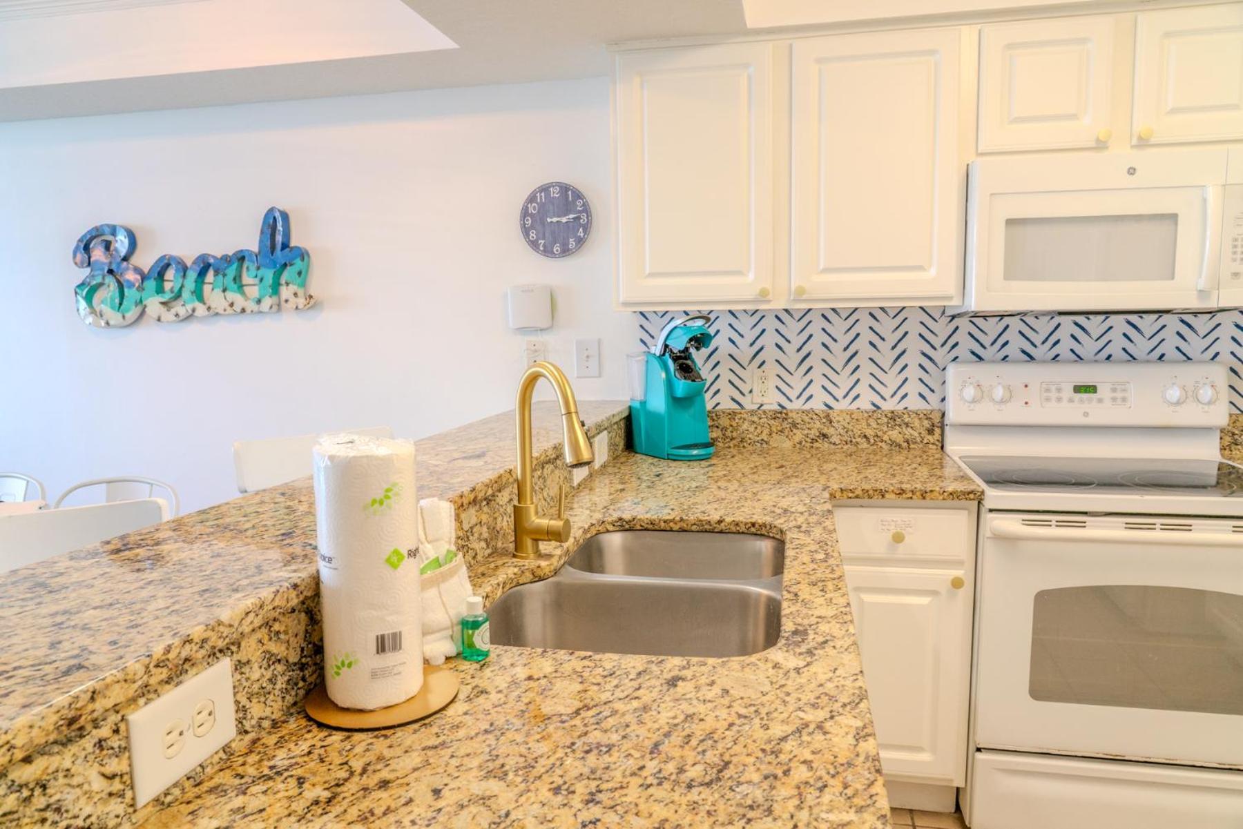 Beautiful Renovated 2 Bedroom With Direct Ocean Views! Paradise 1907 Holiday home
