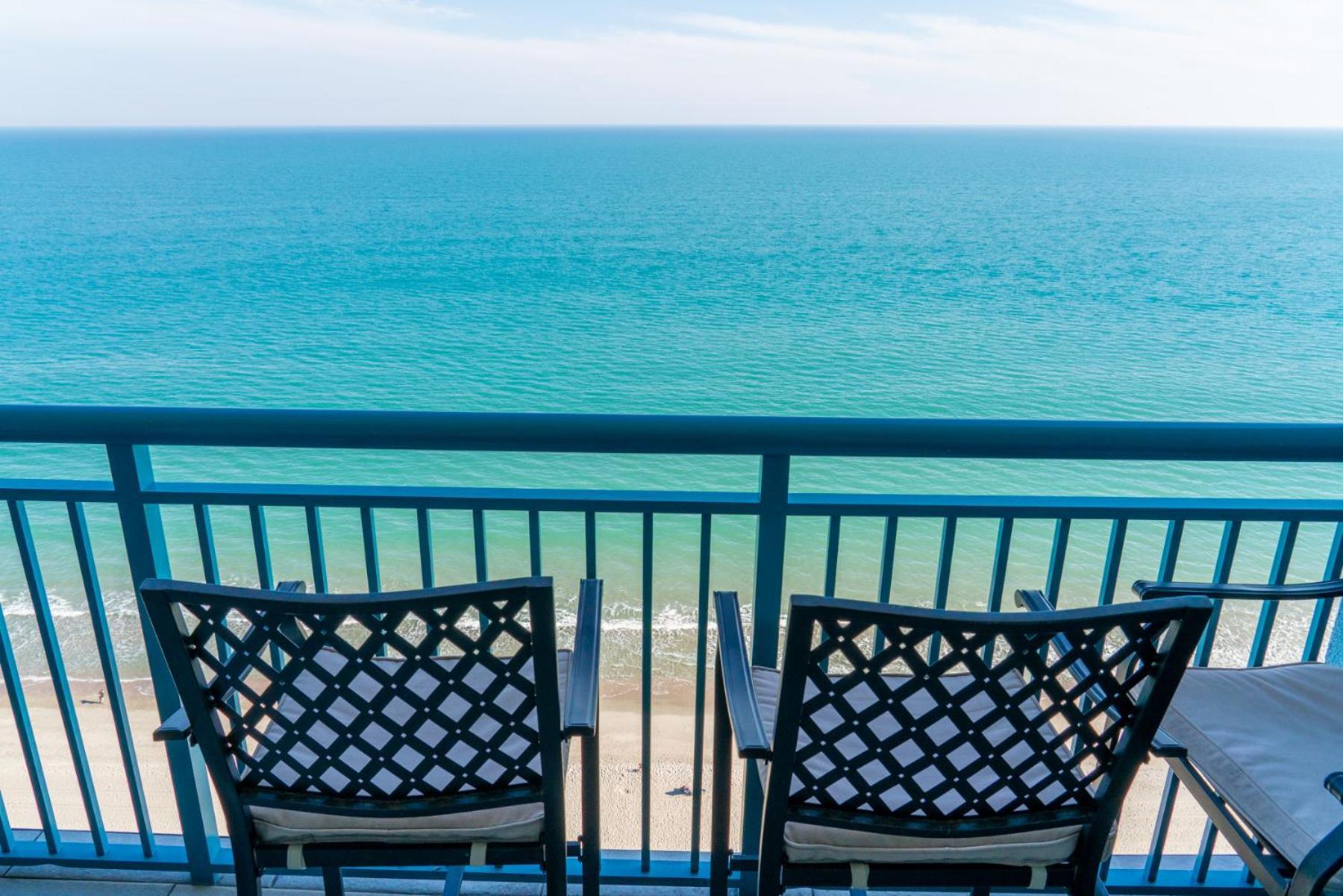 Beautiful Renovated 2 Bedroom With Direct Ocean Views! Paradise 1907 Holiday home *