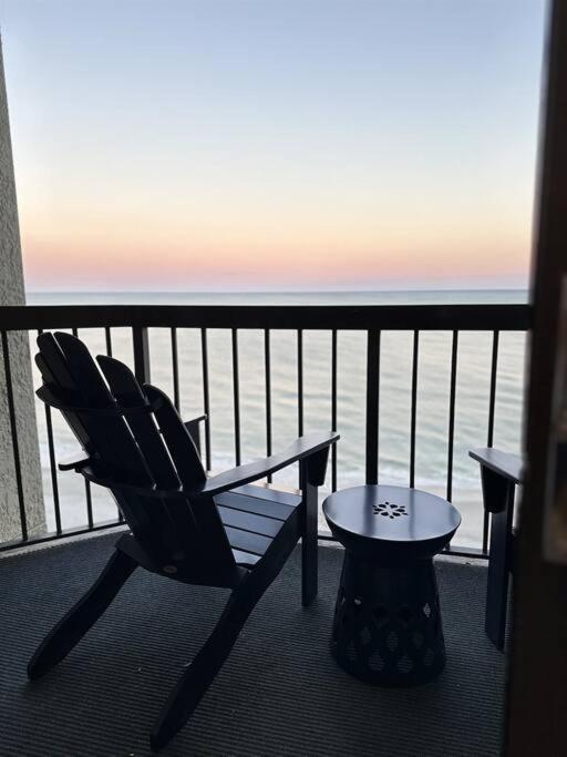 Ocean Front King Studio-resort Building-sleeps Up To 3 Aparthotel