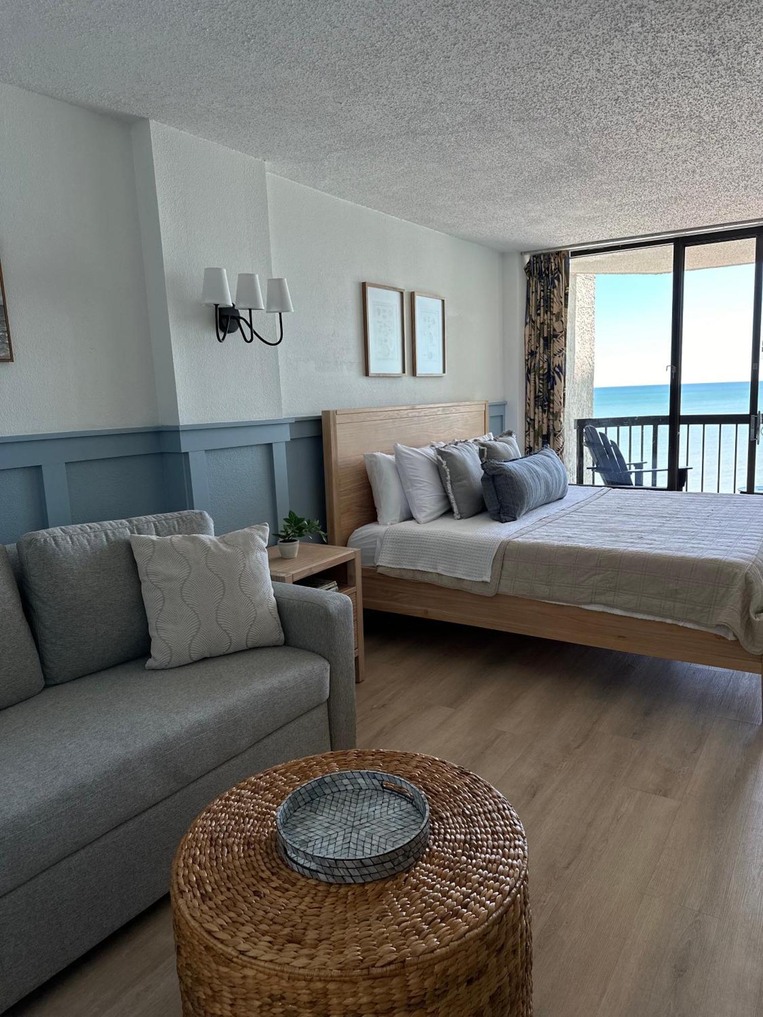 Ocean Front King Studio-resort Building-sleeps Up To 3 Aparthotel