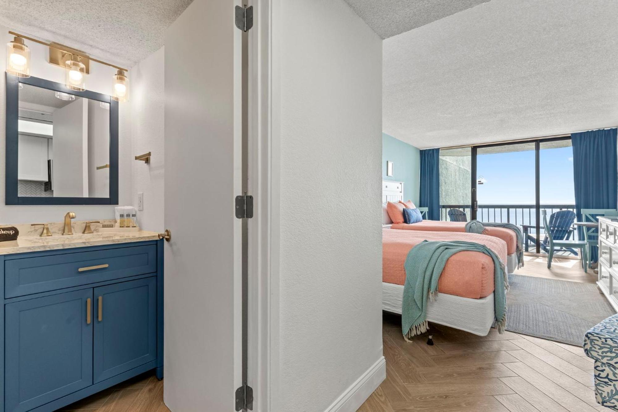 Aparthotel New Oceanfront In W/ Pools & Hot Tubs
