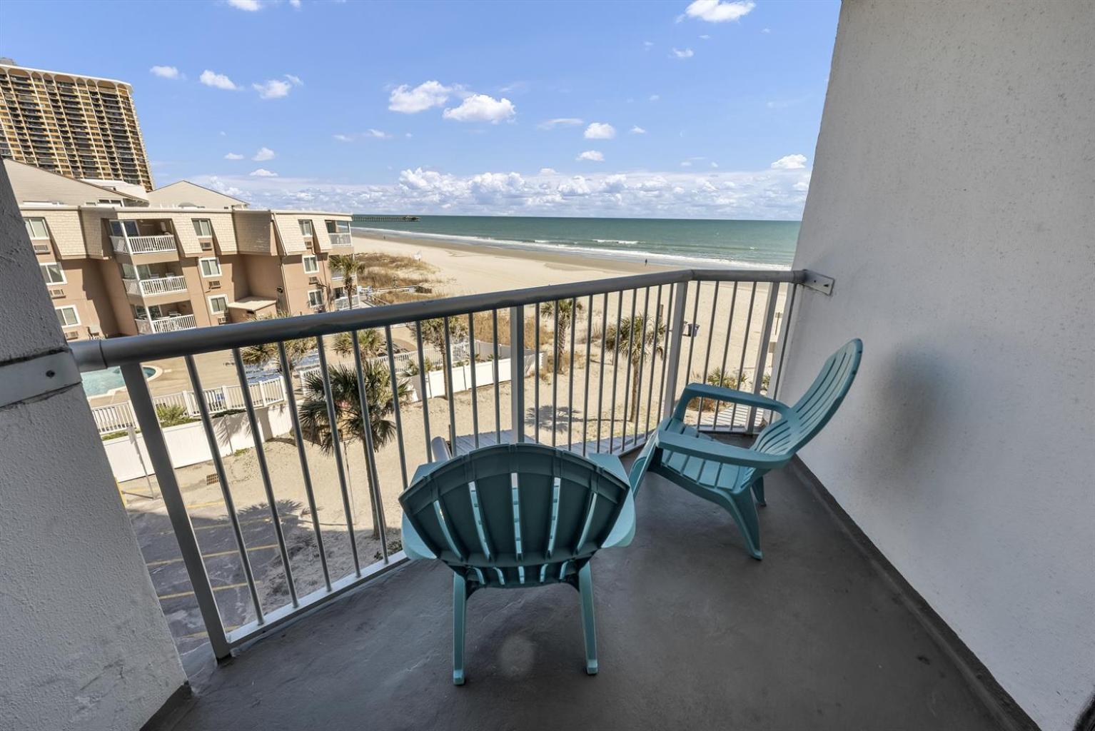 Ocean Annie's Oceanview Studio,scenic Views,pools! Holiday home
