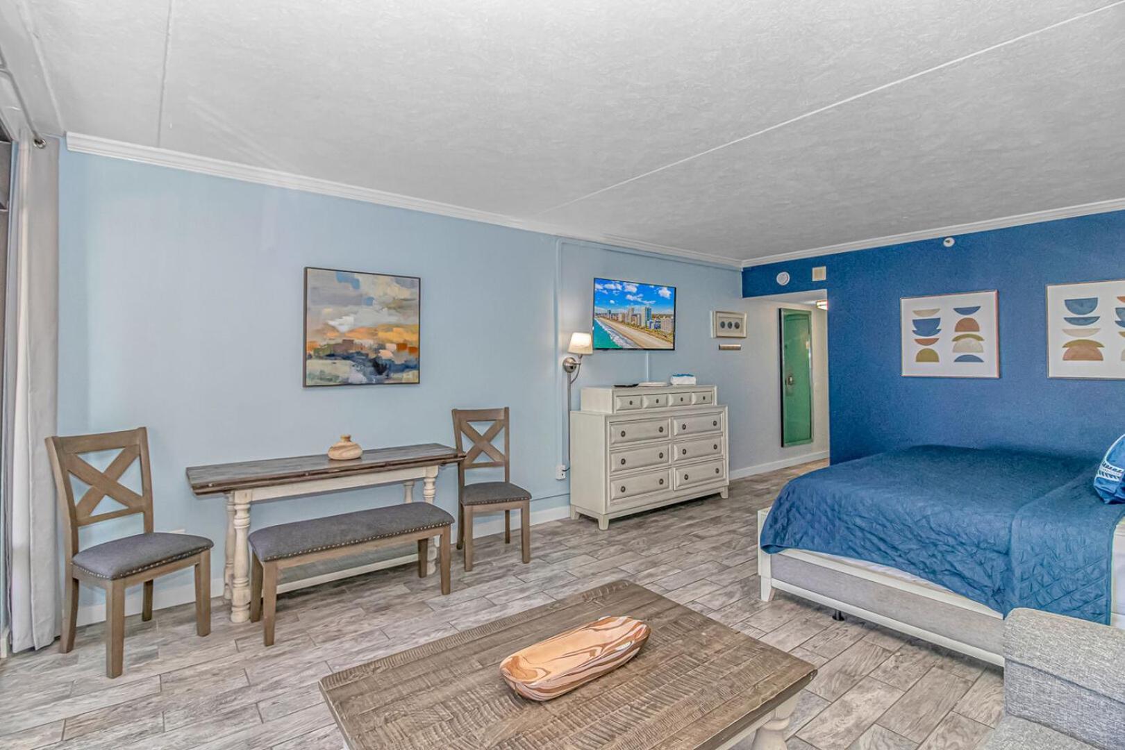 Immaculate Ocean View King Suite!- Grande Cayman Unit 437 - Sleeps 4 Guests! Holiday home