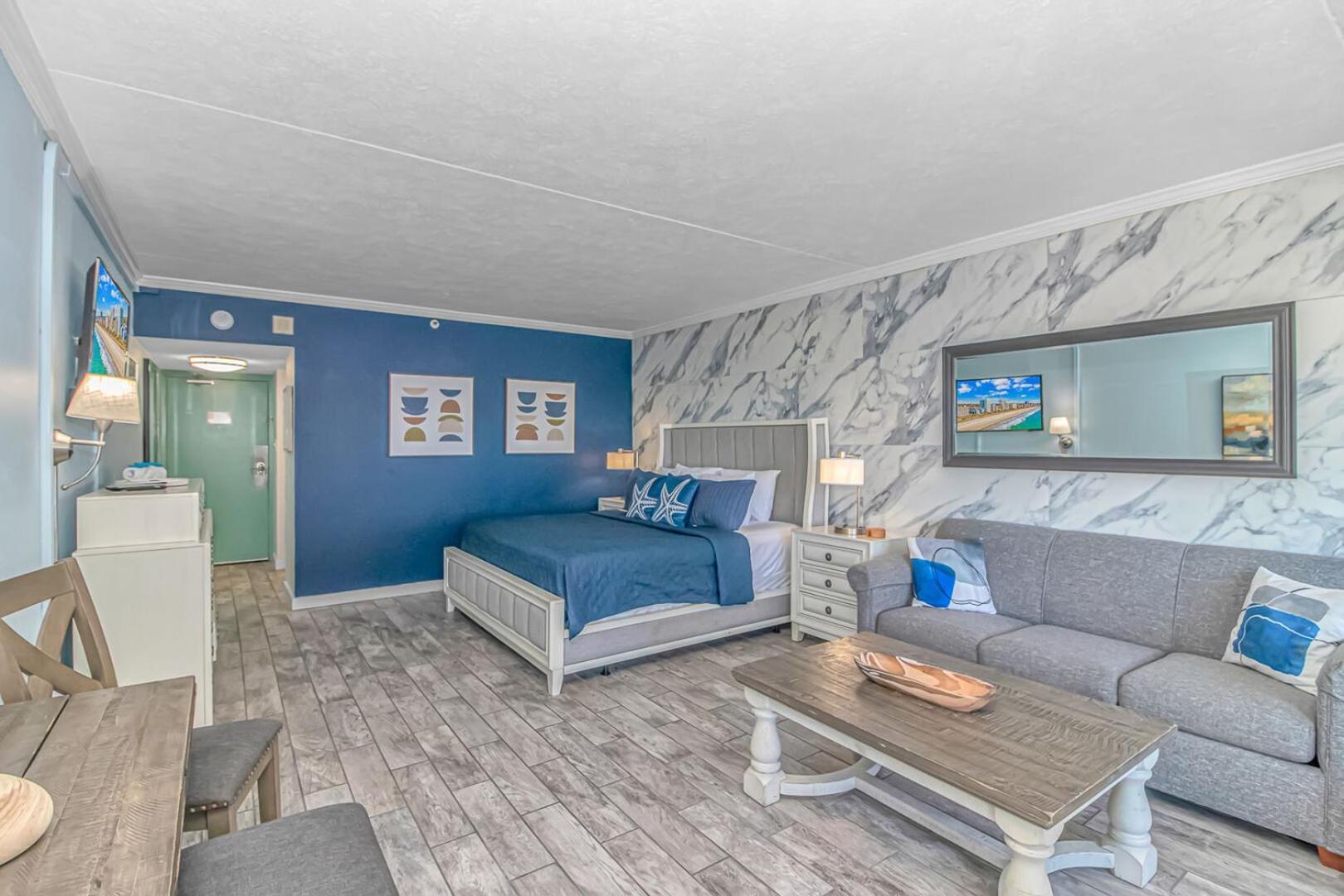 Immaculate Ocean View King Suite!- Grande Cayman Unit 437 - Sleeps 4 Guests! *