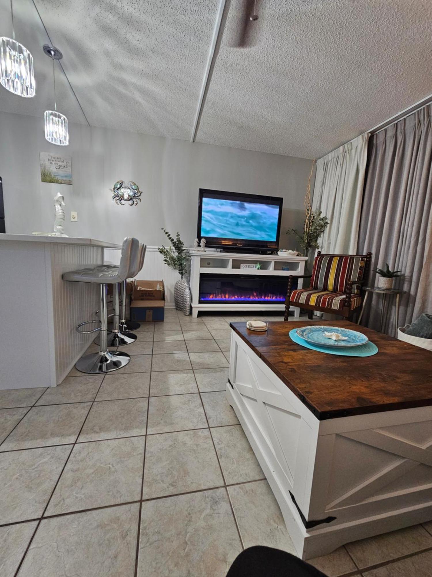 Salty Sea Breezes Apartment *
