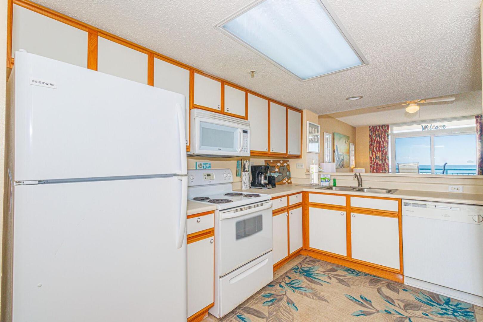 Spacious Oceanfront 2 Bedroom - Sleeps 8! - Roxanne Towers Unit 406 Holiday home Myrtle Beach